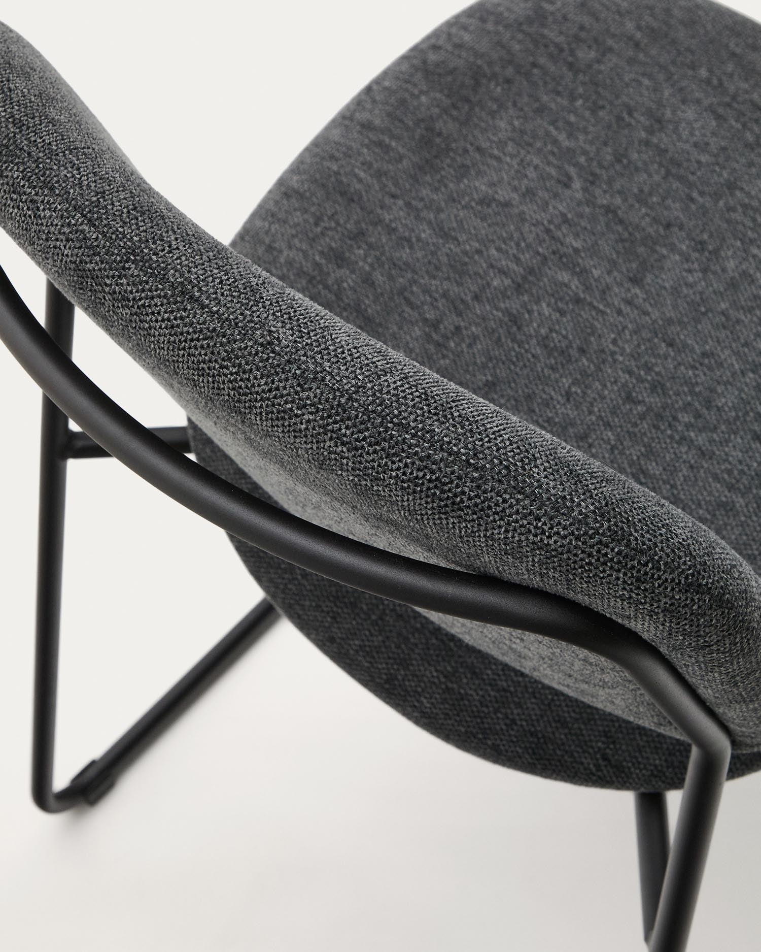 Stapelbarer Stuhl Meli mit grauer Chenille und grauen Metallbeinen FSC Mix Credit in Dunkelgrau präsentiert im Onlineshop von KAQTU Design AG. Stuhl ist von Kave Home