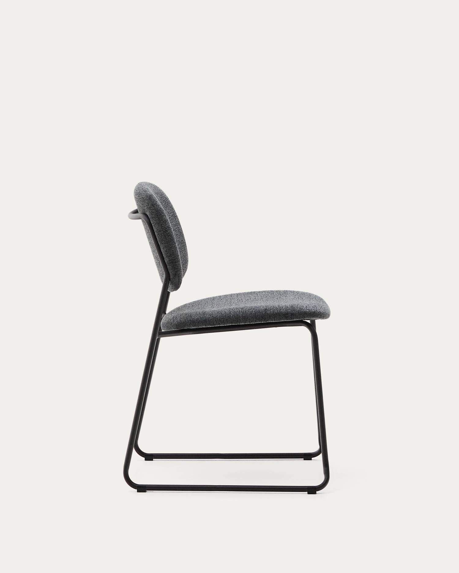Stapelbarer Stuhl Meli mit grauer Chenille und grauen Metallbeinen FSC Mix Credit in Dunkelgrau präsentiert im Onlineshop von KAQTU Design AG. Stuhl ist von Kave Home
