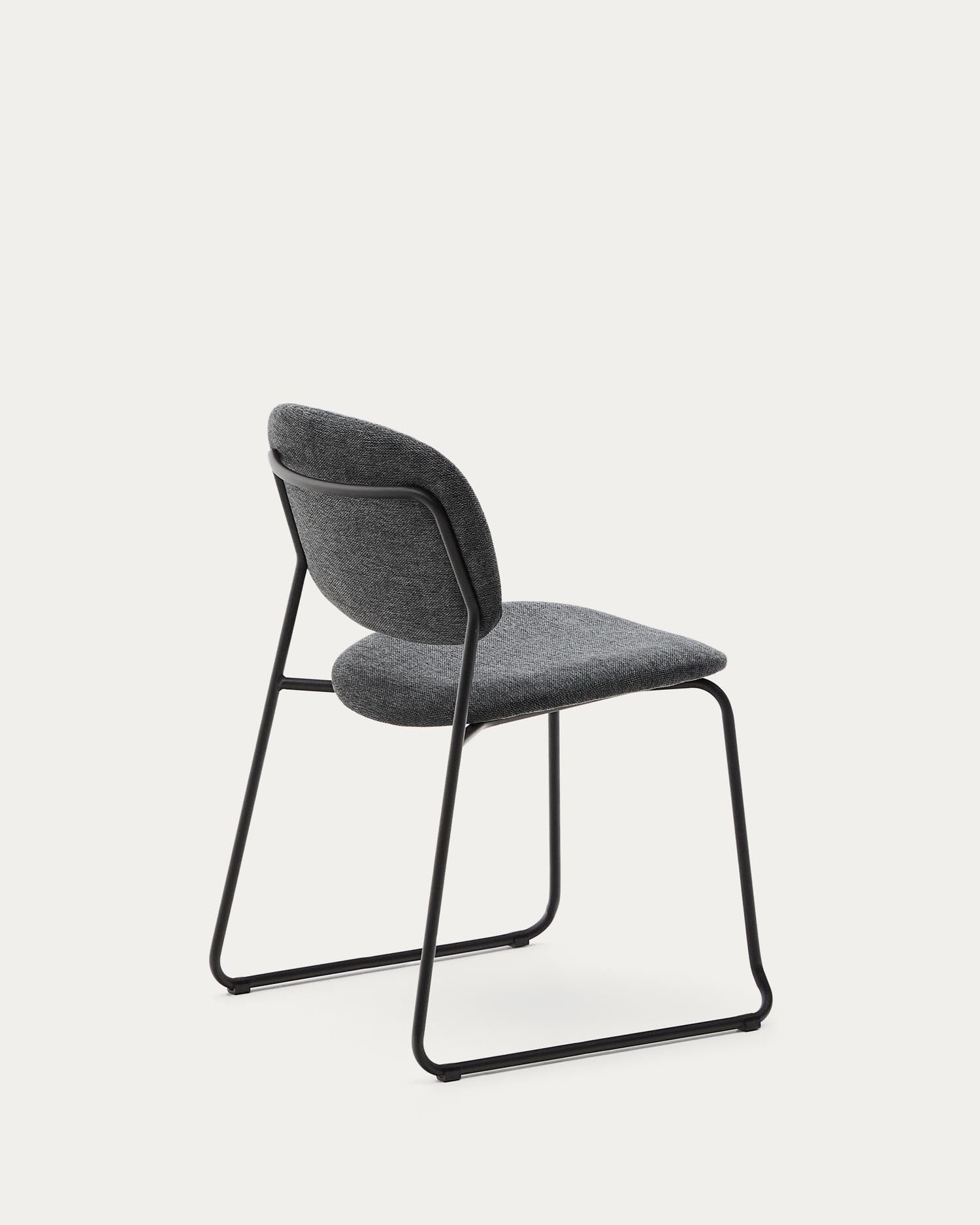 Stapelbarer Stuhl Meli mit grauer Chenille und grauen Metallbeinen FSC Mix Credit in Dunkelgrau präsentiert im Onlineshop von KAQTU Design AG. Stuhl ist von Kave Home