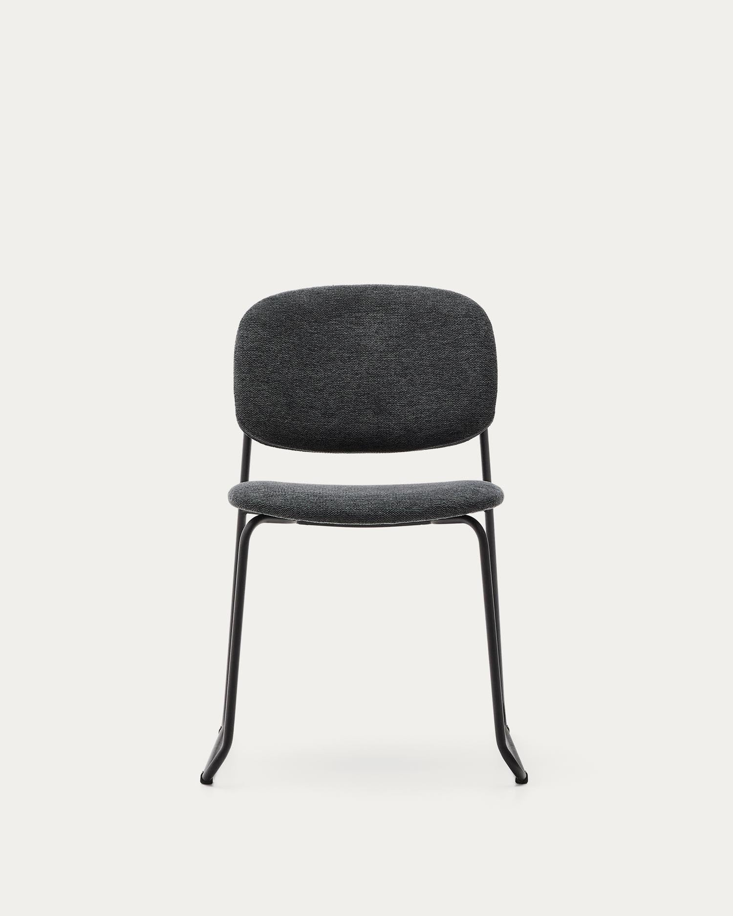 Stapelbarer Stuhl Meli mit grauer Chenille und grauen Metallbeinen FSC Mix Credit in Dunkelgrau präsentiert im Onlineshop von KAQTU Design AG. Stuhl ist von Kave Home