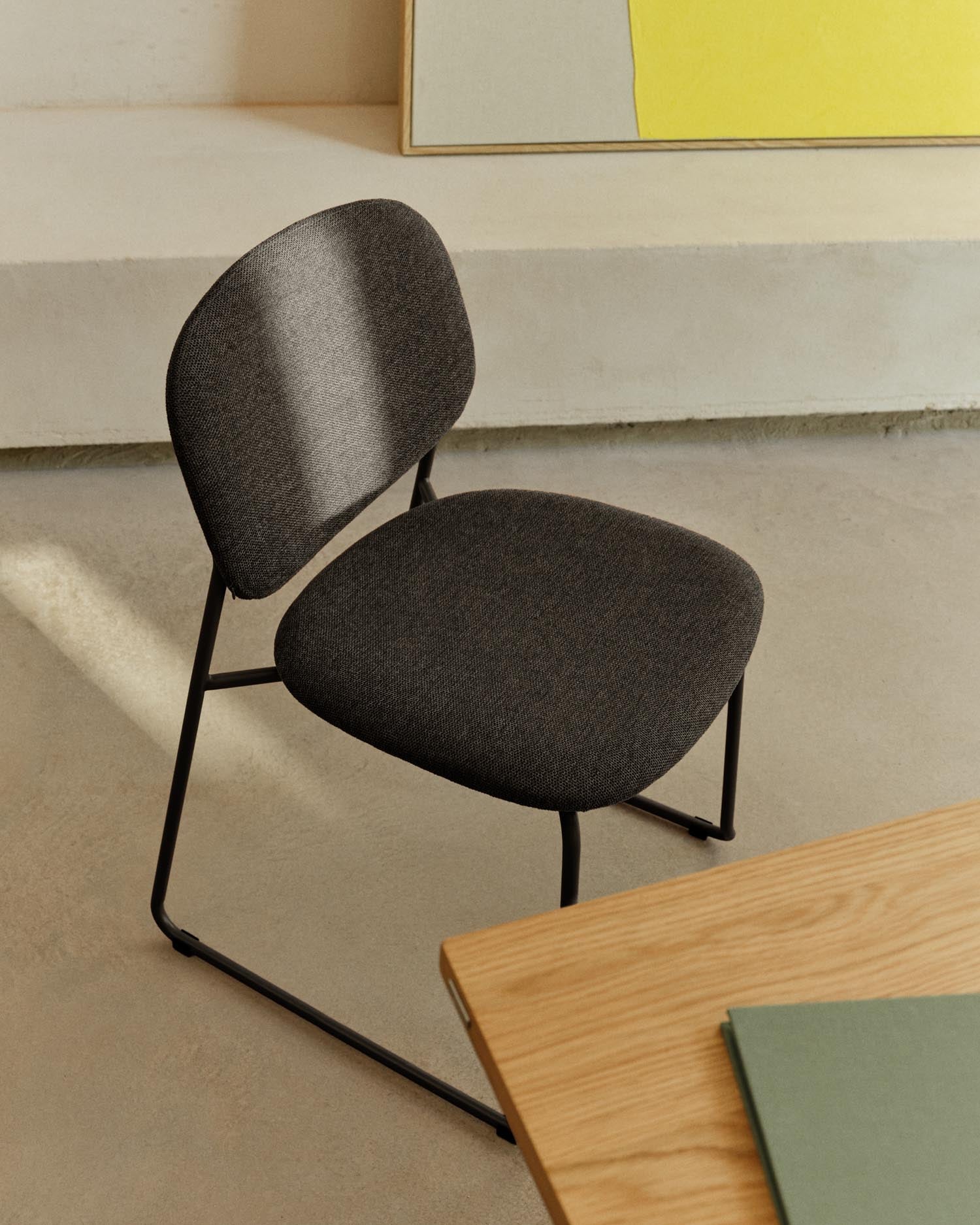 Stapelbarer Stuhl Meli mit grauer Chenille und grauen Metallbeinen FSC Mix Credit in Dunkelgrau präsentiert im Onlineshop von KAQTU Design AG. Stuhl ist von Kave Home