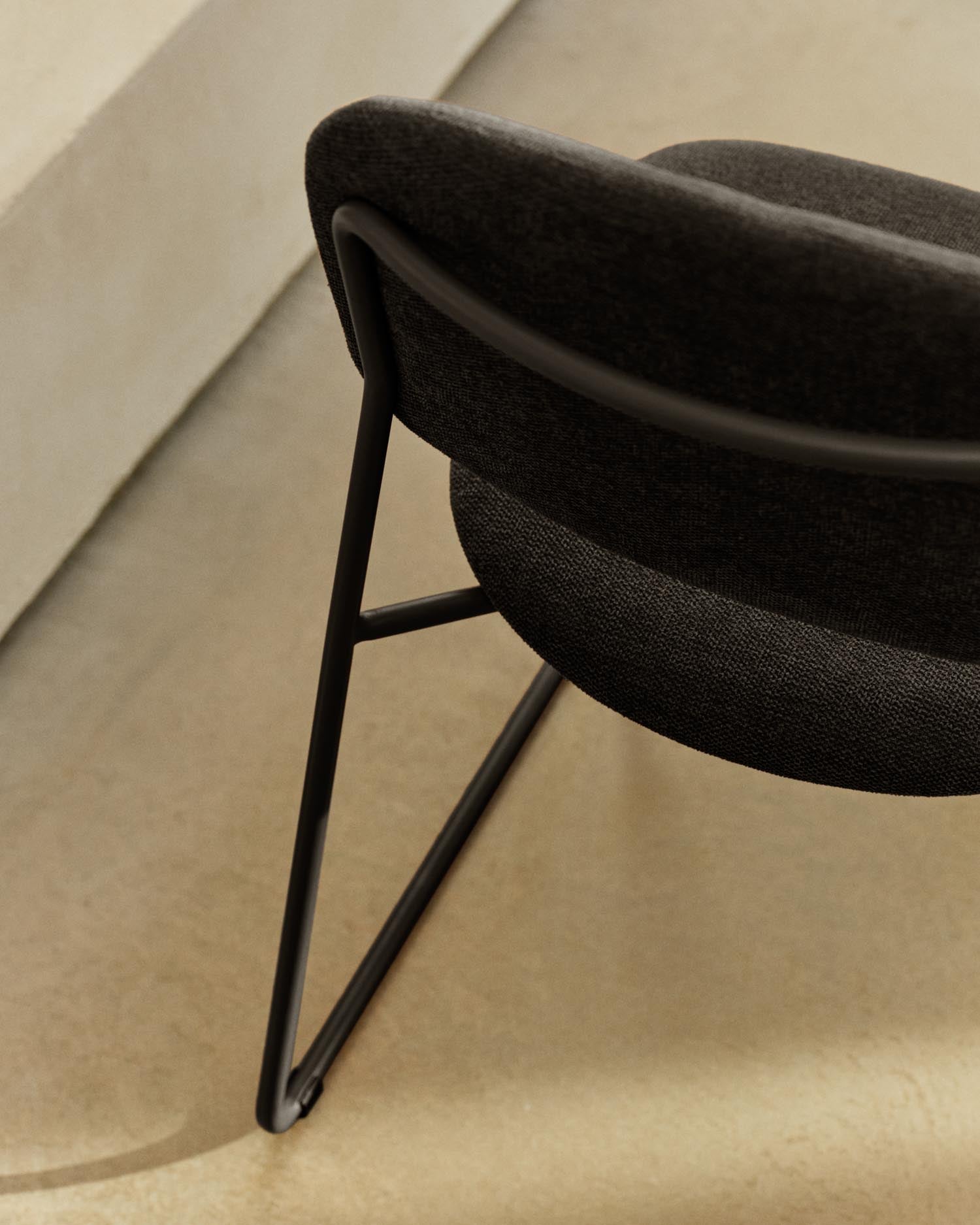 Stapelbarer Stuhl Meli mit grauer Chenille und grauen Metallbeinen FSC Mix Credit in Dunkelgrau präsentiert im Onlineshop von KAQTU Design AG. Stuhl ist von Kave Home