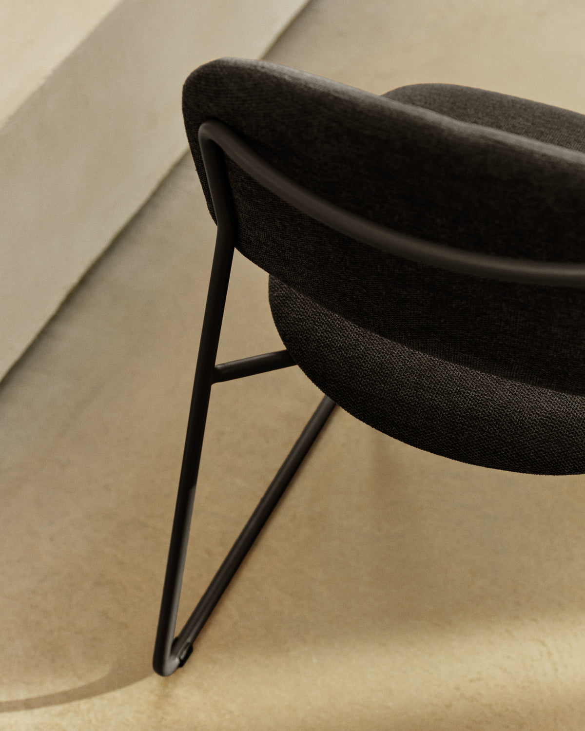 Stapelbarer Stuhl Meli mit grauer Chenille und grauen Metallbeinen FSC Mix Credit in Dunkelgrau präsentiert im Onlineshop von KAQTU Design AG. Stuhl ist von Kave Home