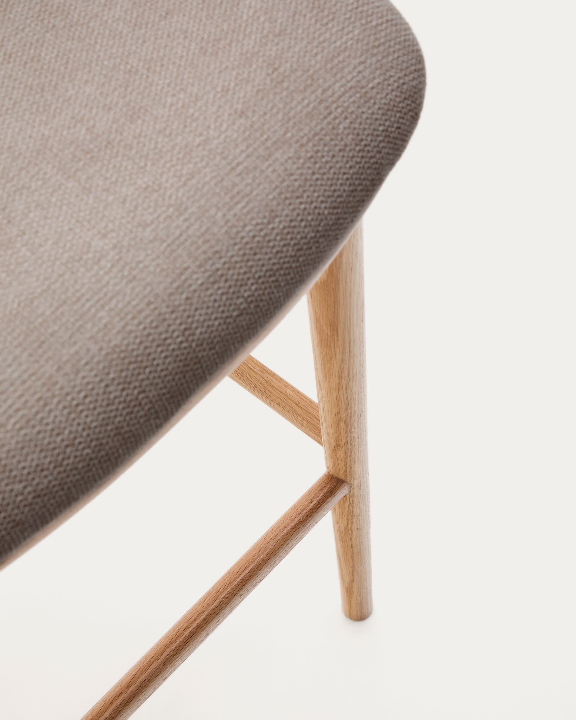 Hocker Ciselia, 65 cm, braune Chenille, massives Eschenholz mit natürlichem Finish, FSC-zertifiziert, stilvoll und nachhaltig.