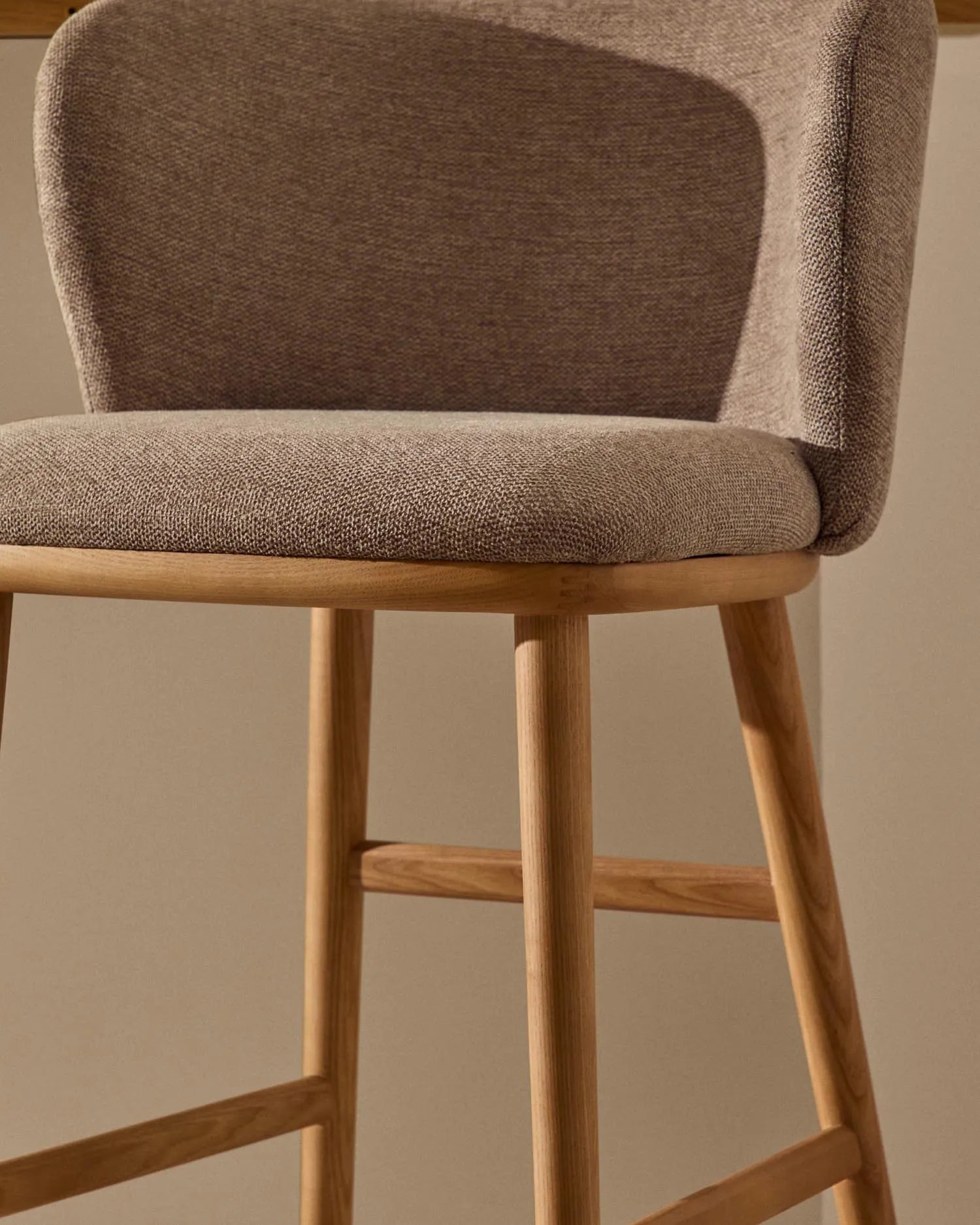 Hocker Ciselia, 65 cm hoch, aus brauner Chenille und massiver Esche mit natürlichem Finish, FSC-zertifiziert, stilvoll und nachhaltig.