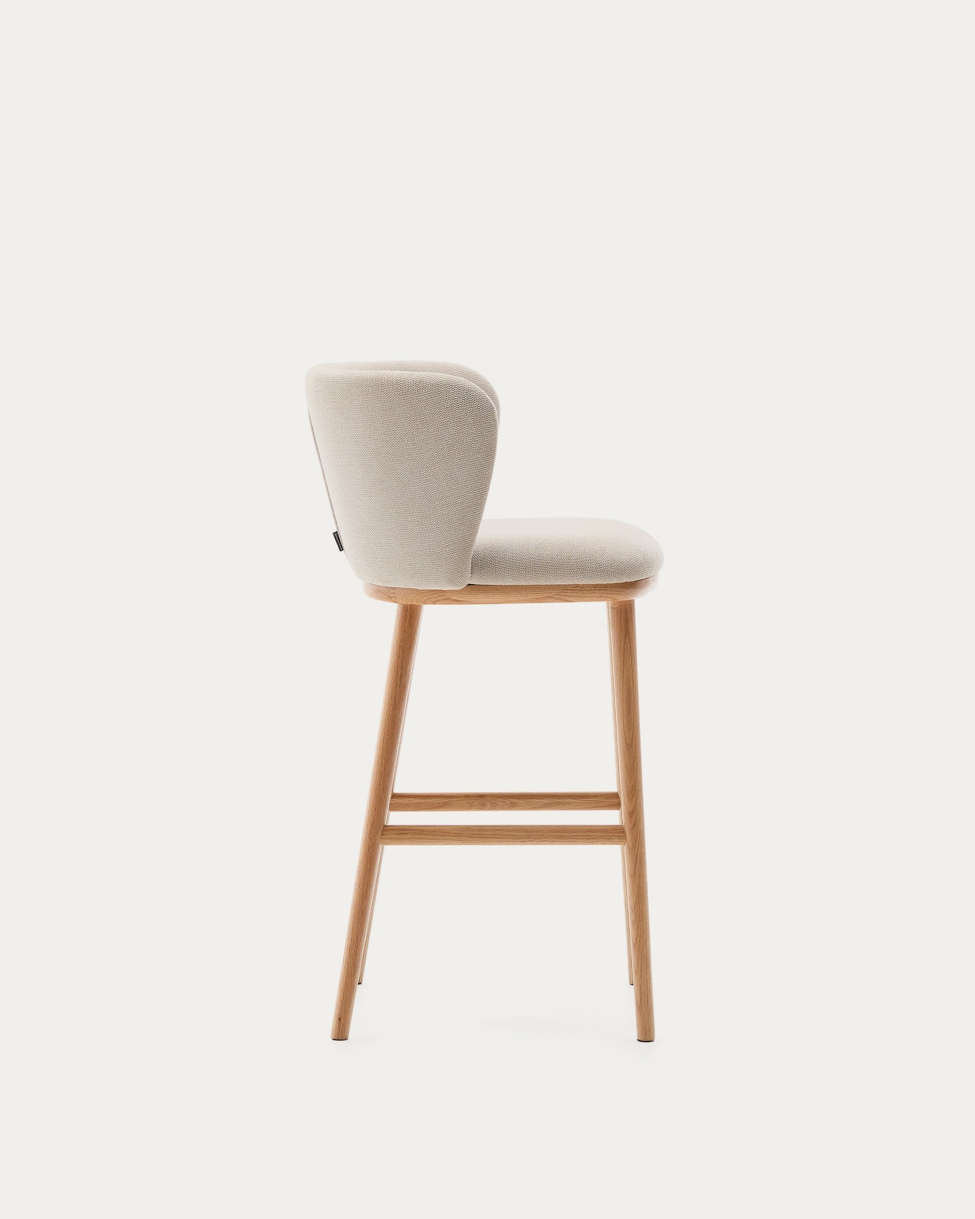 Moderner Hocker mit beigem Chenille-Bezug, stabilem Eschenholzgestell in natürlichem Finish, FSC-zertifiziert, Höhe 65 cm.