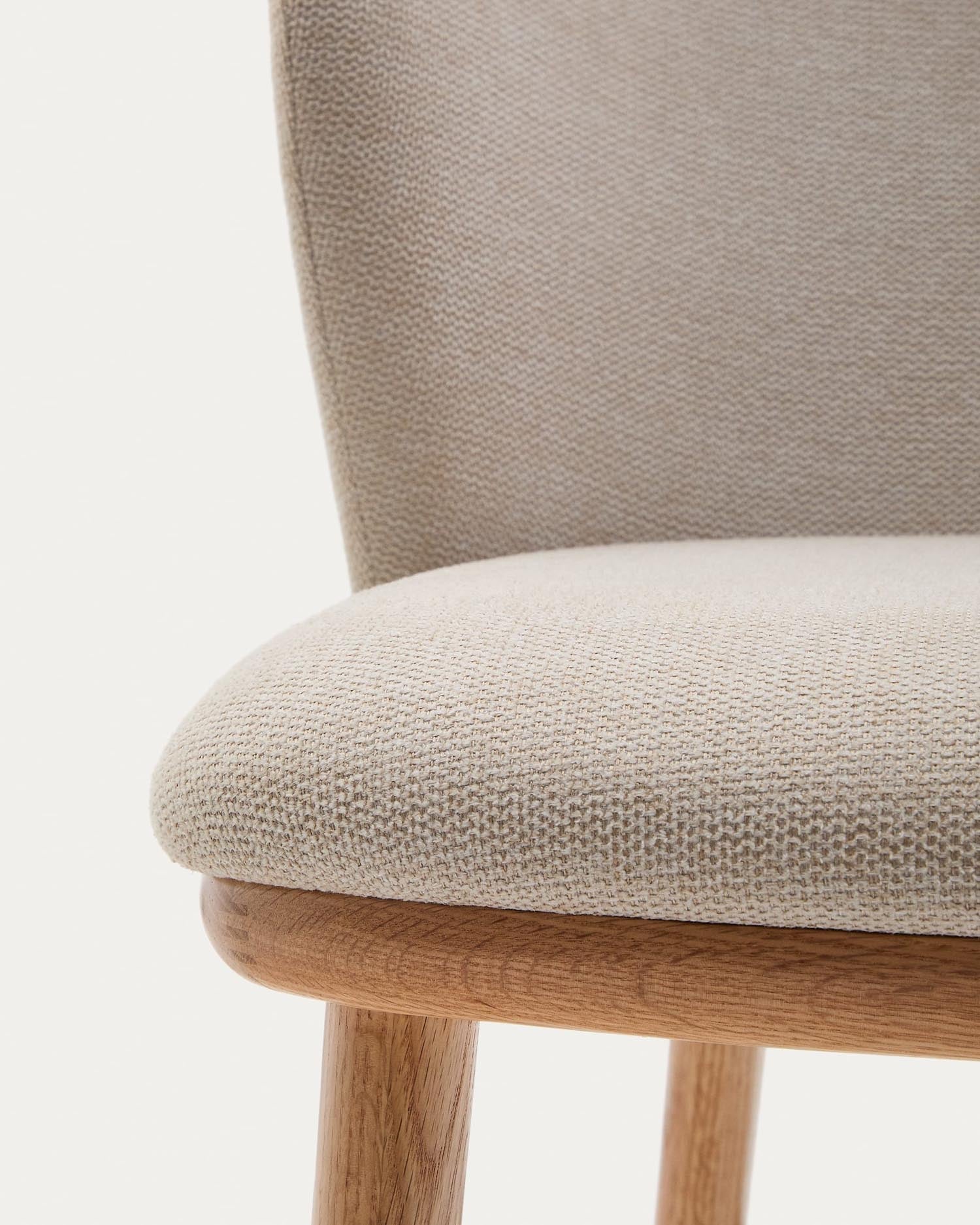 Eleganter Hocker mit beigem Chenille-Stoff, robustem Eschenholzrahmen in natürlichem Look, FSC-zertifiziert, Höhe 65 cm.