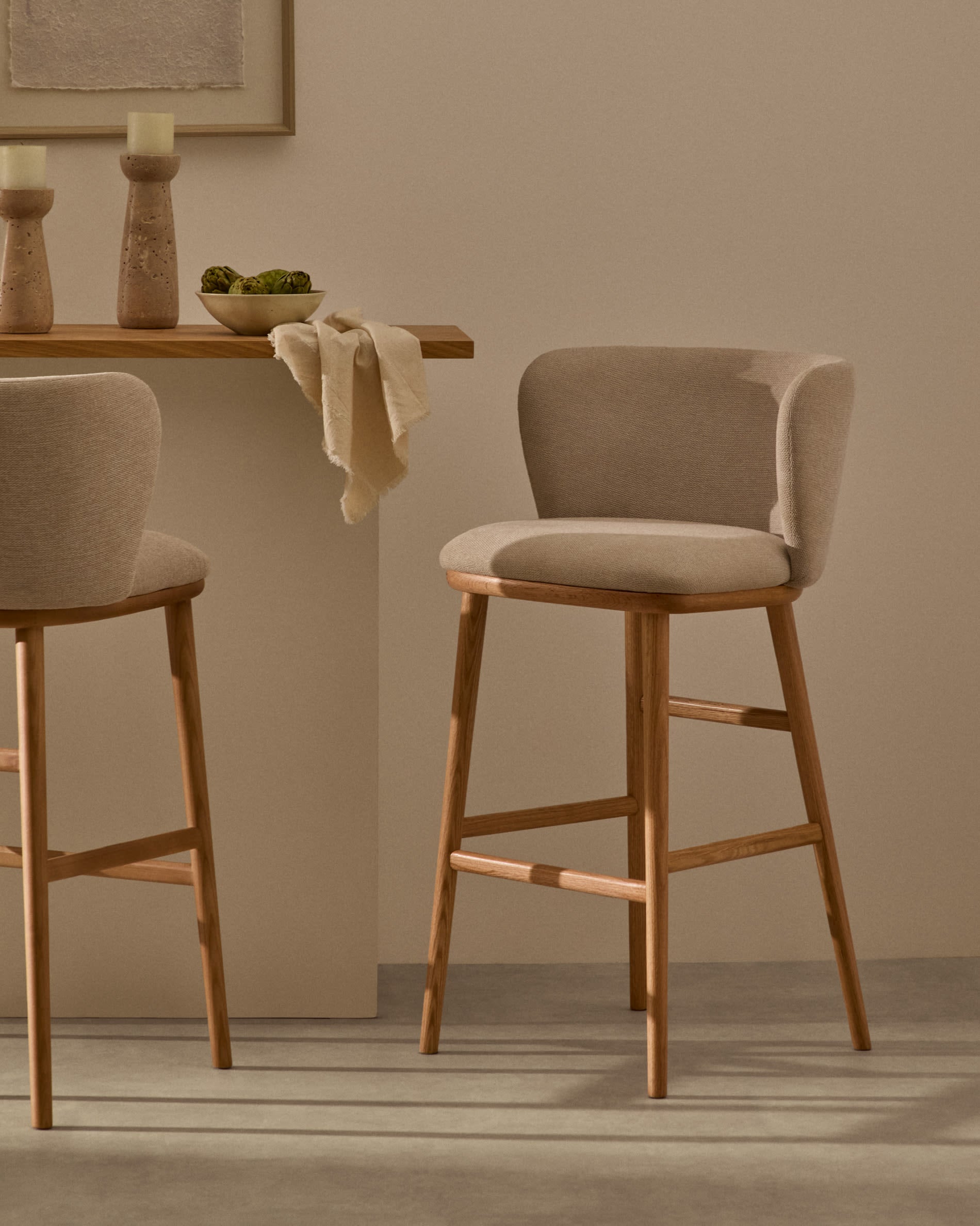 Moderner Hocker mit beigem Chenille-Bezug, massiver Esche mit natürlichem Finish, FSC-zertifiziert, Höhe 65 cm.