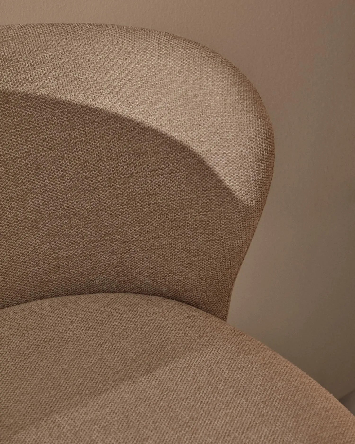 Eleganter Hocker mit beigem Chenille-Stoff, robustem Eschenholzrahmen in natürlichem Look, FSC-zertifiziert, Höhe 65 cm.