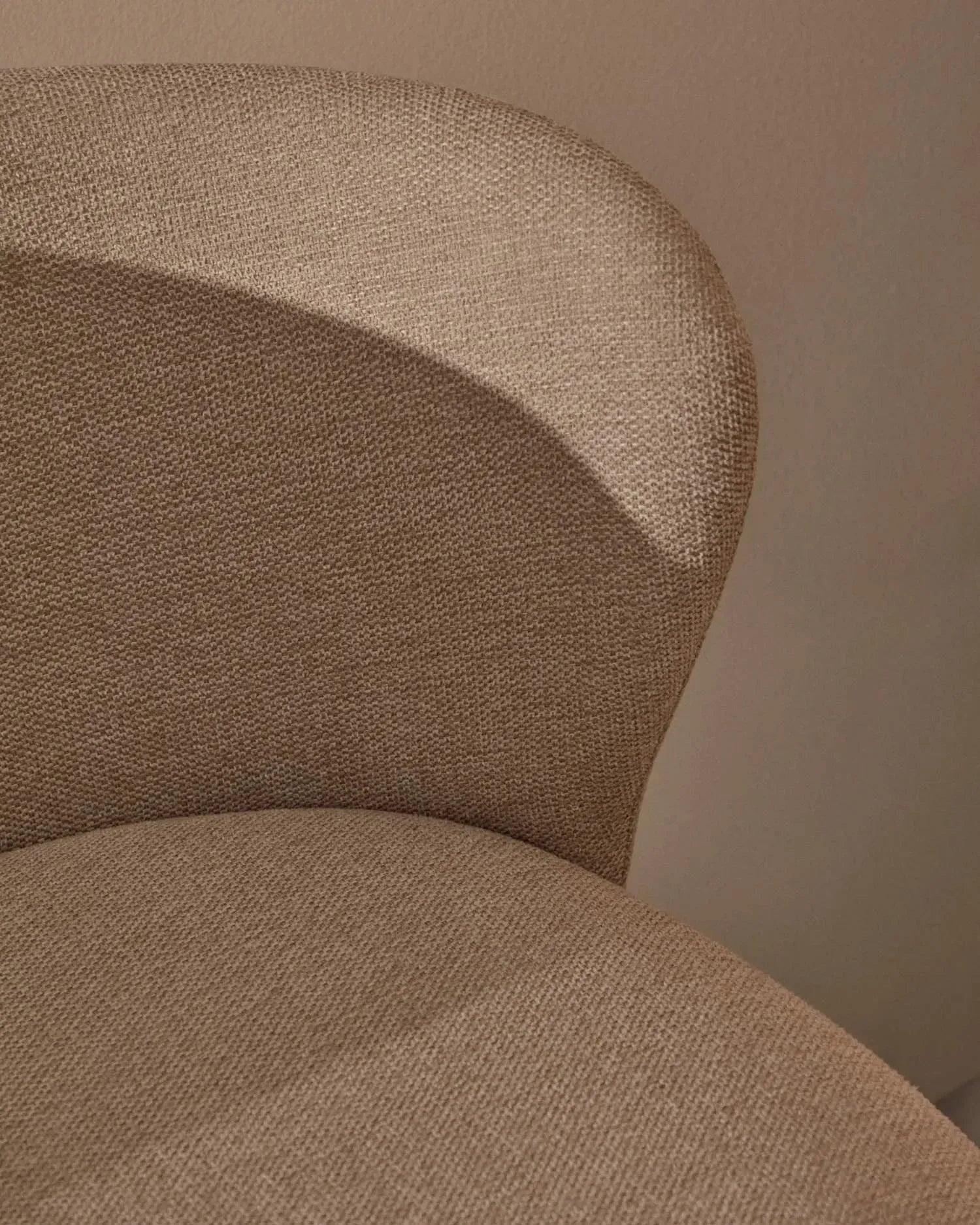 Moderner Hocker mit beigem Chenille-Bezug, stabilem Eschenholzgestell in natürlichem Finish, FSC-zertifiziert, Höhe 65 cm.