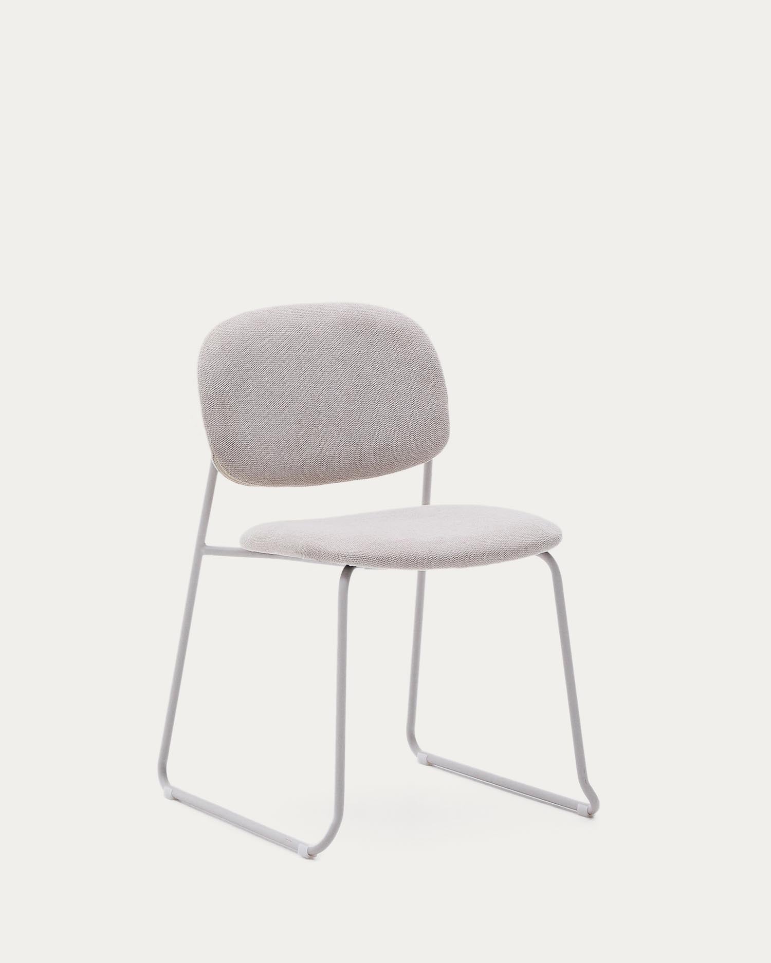 Stapelbarer Stuhl Meli mit beiger Chenille und beigen Metallbeinen FSC Mix Credit in Beige präsentiert im Onlineshop von KAQTU Design AG. Stuhl ist von Kave Home
