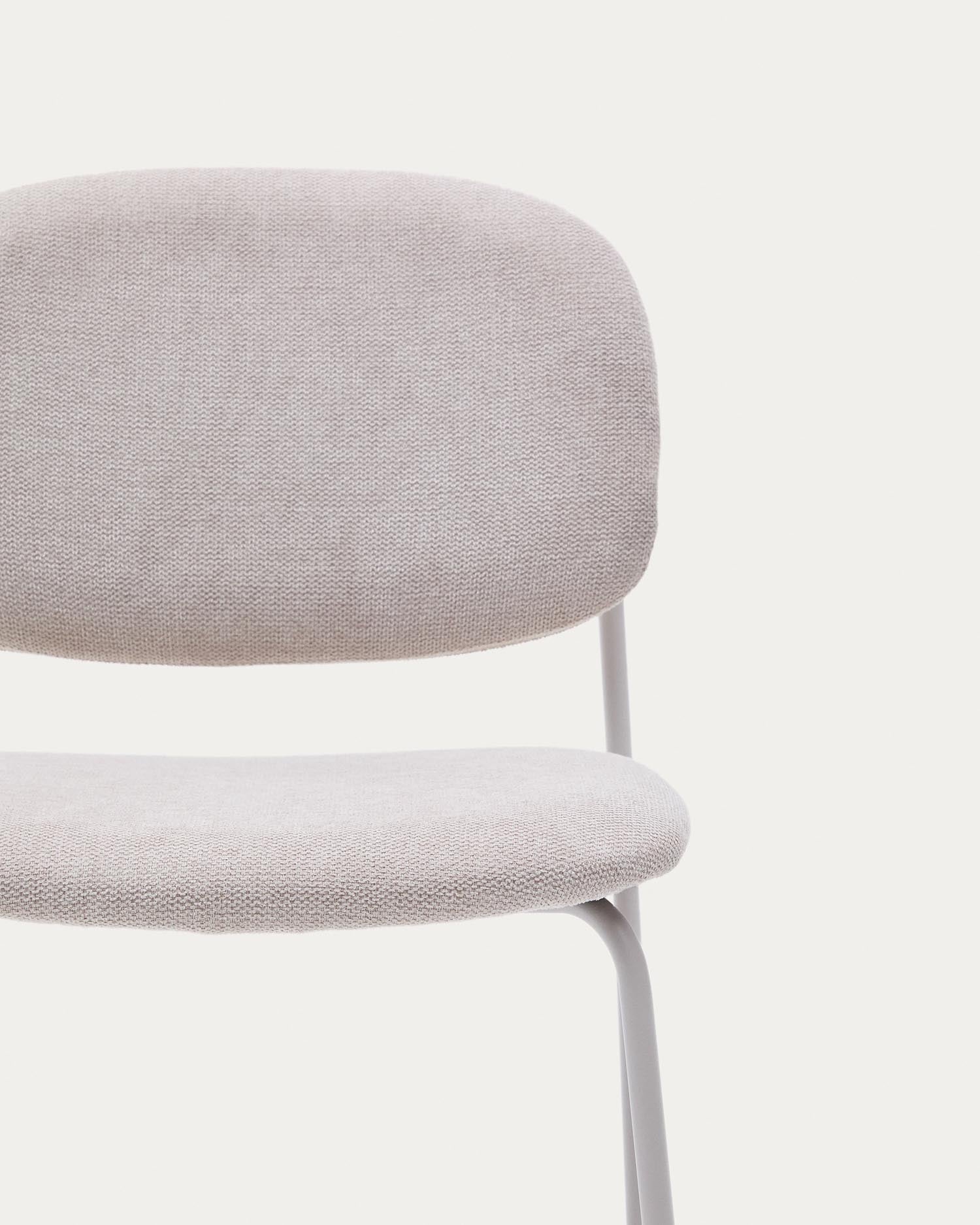 Stapelbarer Stuhl Meli mit beiger Chenille und beigen Metallbeinen FSC Mix Credit in Beige präsentiert im Onlineshop von KAQTU Design AG. Stuhl ist von Kave Home