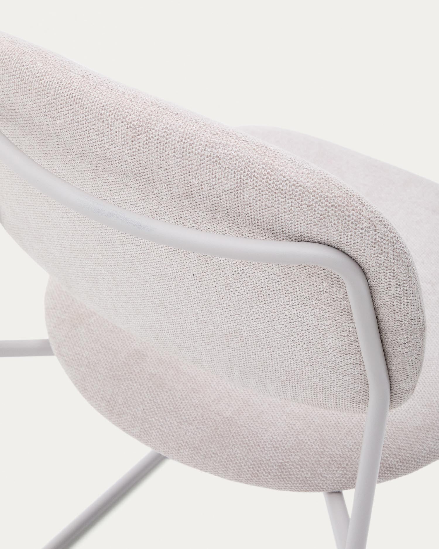 Stapelbarer Stuhl Meli mit beiger Chenille und beigen Metallbeinen FSC Mix Credit in Beige präsentiert im Onlineshop von KAQTU Design AG. Stuhl ist von Kave Home