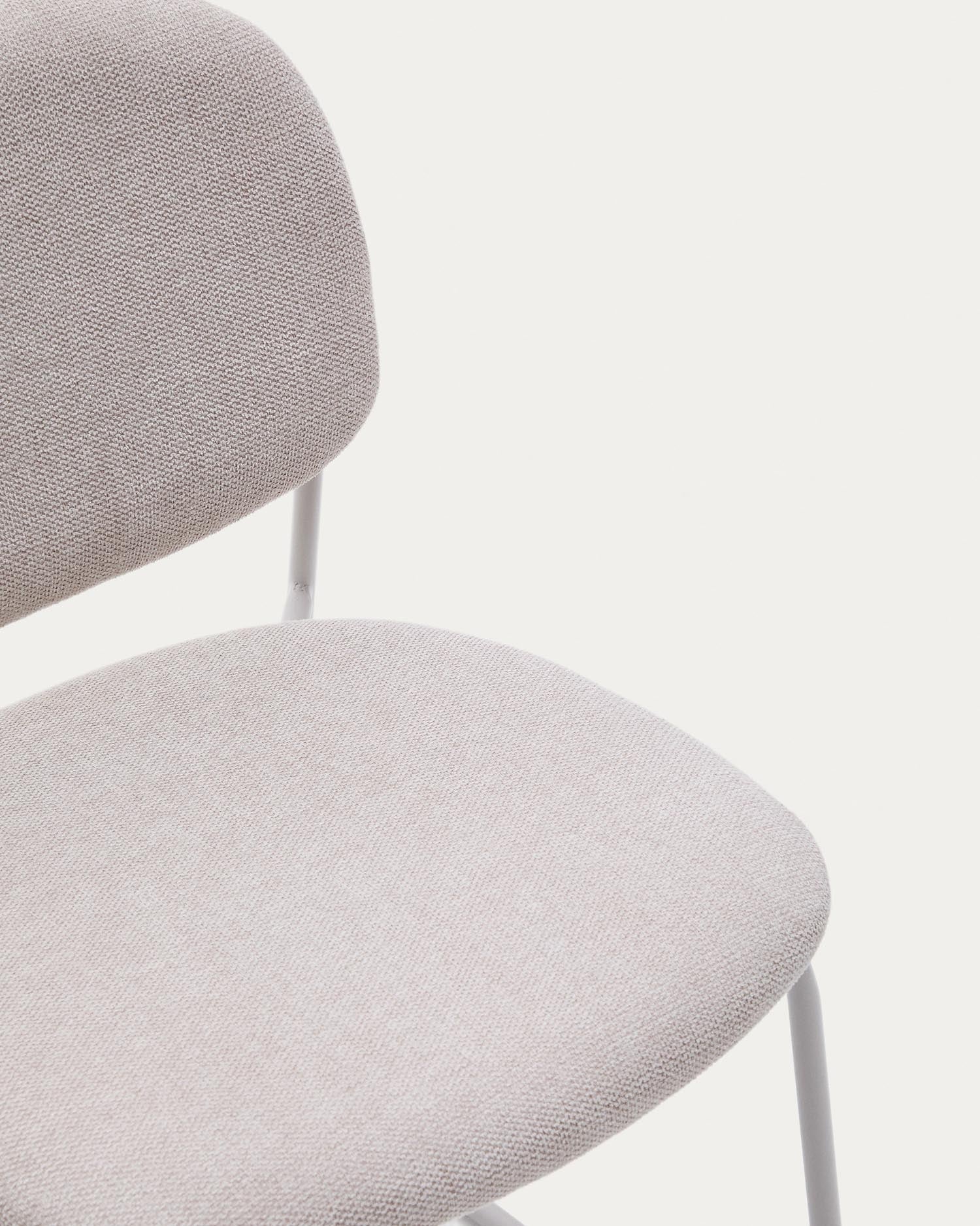 Stapelbarer Stuhl Meli mit beiger Chenille und beigen Metallbeinen FSC Mix Credit in Beige präsentiert im Onlineshop von KAQTU Design AG. Stuhl ist von Kave Home