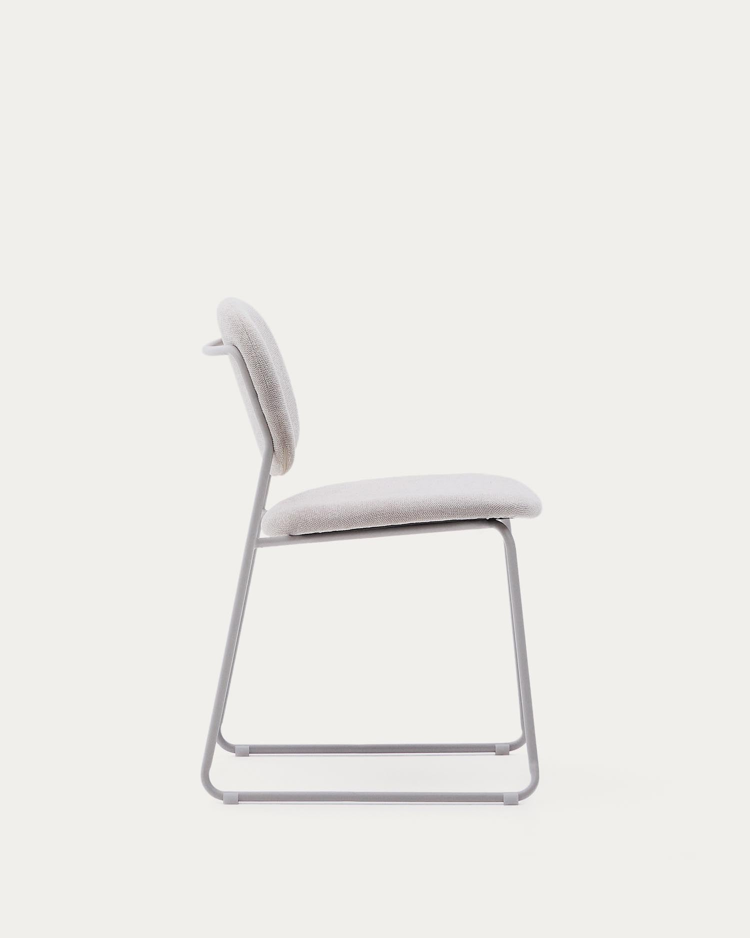 Stapelbarer Stuhl Meli mit beiger Chenille und beigen Metallbeinen FSC Mix Credit in Beige präsentiert im Onlineshop von KAQTU Design AG. Stuhl ist von Kave Home