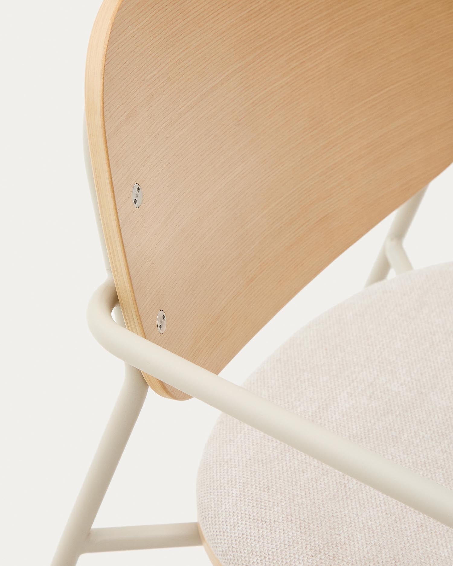 Stuhl Meli aus Eschenfurnier mit beiger Chenille-Sitzfläche und beigem Metallgestell FSC Mix Credit in Beige präsentiert im Onlineshop von KAQTU Design AG. Stuhl ist von Kave Home