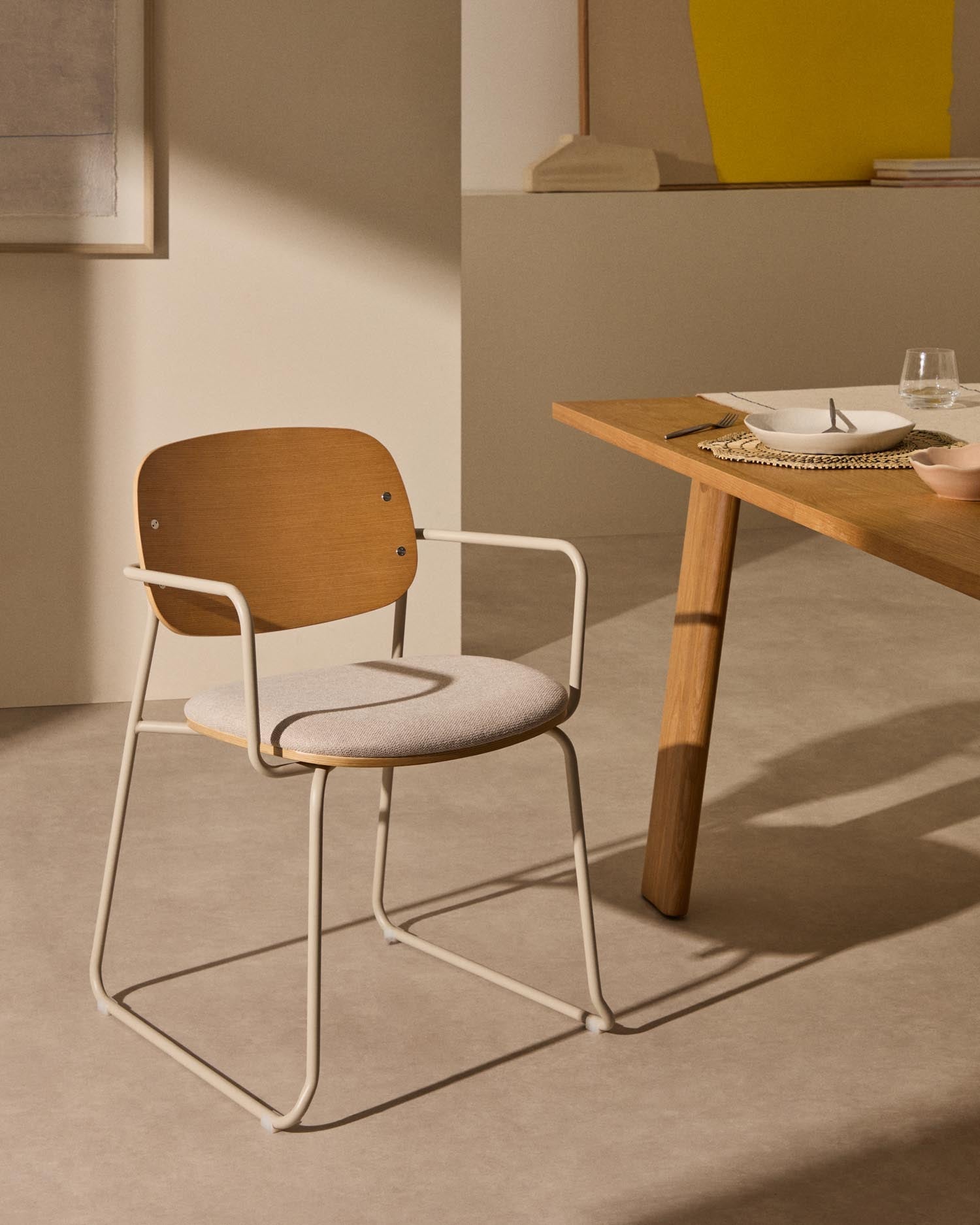 Stuhl Meli aus Eschenfurnier mit beiger Chenille-Sitzfläche und beigem Metallgestell FSC Mix Credit in Beige präsentiert im Onlineshop von KAQTU Design AG. Stuhl ist von Kave Home