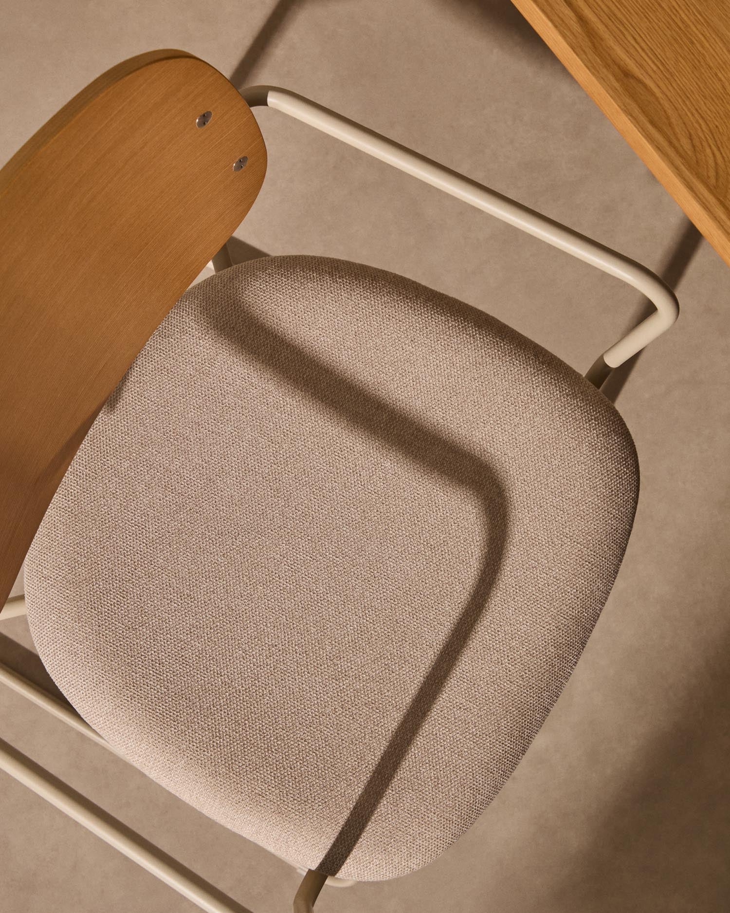 Stuhl Meli aus Eschenfurnier mit beiger Chenille-Sitzfläche und beigem Metallgestell FSC Mix Credit in Beige präsentiert im Onlineshop von KAQTU Design AG. Stuhl ist von Kave Home