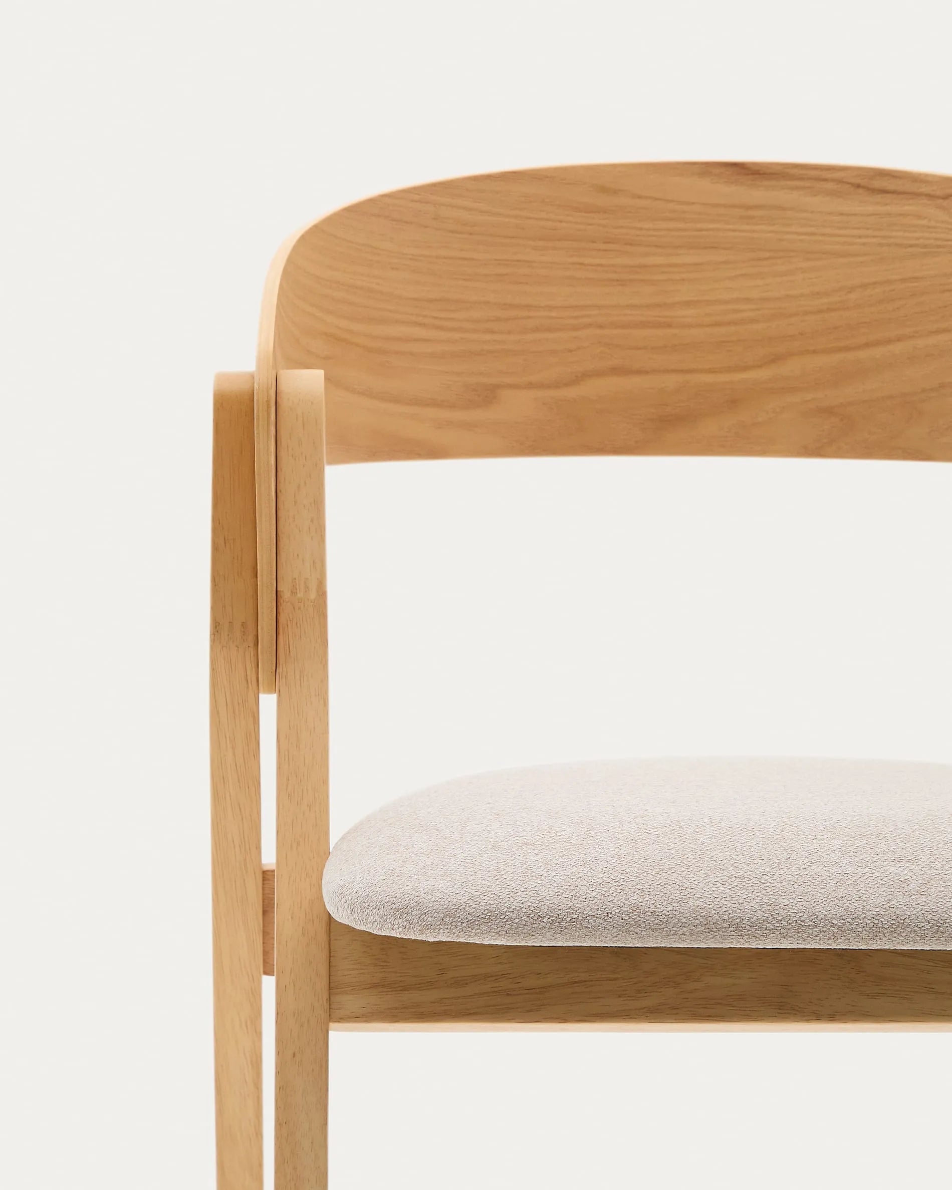 Stuhl Godia aus Eschefurnier und Kautschukholz, naturfarben, mit beiger Chenille-Polsterung, komfortabel und modern.