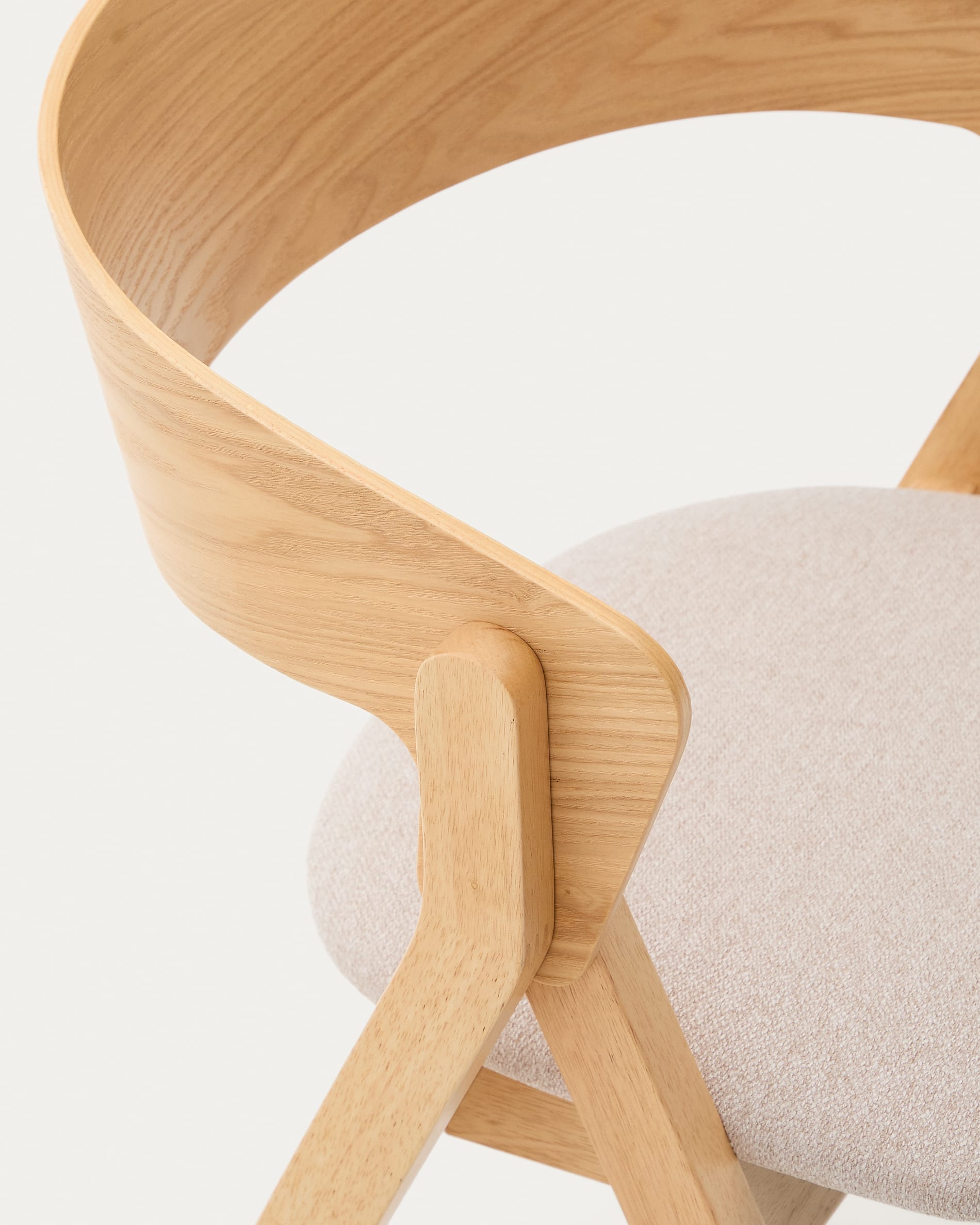 Stuhl Godia aus Eschefurnier und Kautschukholz, naturfarben, mit beiger Chenille-Polsterung, komfortabel und modern.