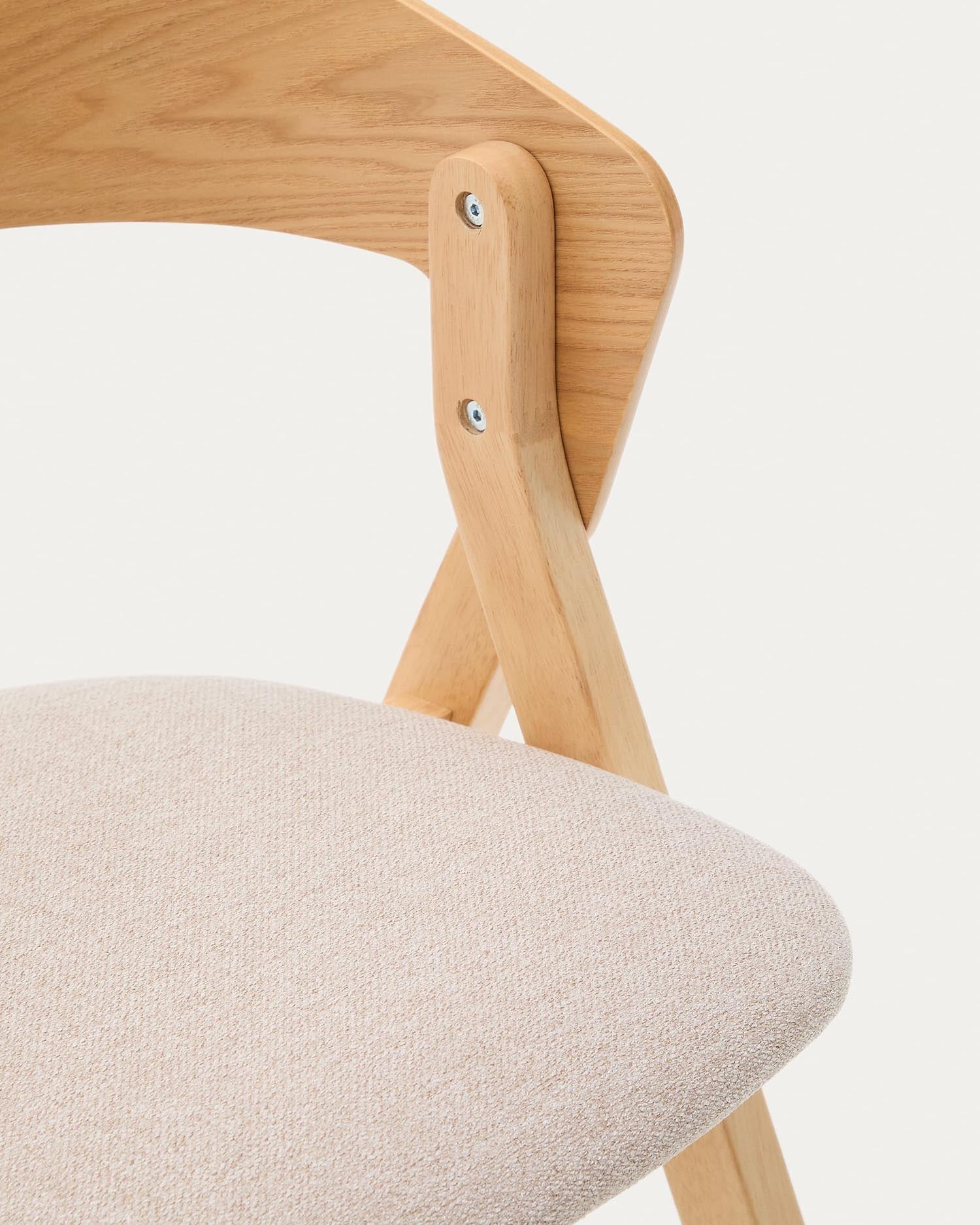 Eleganter Stuhl Godia aus Eschefurnier und Kautschukholz, naturfarben, mit beiger Chenille-Polsterung, stilvoll und bequem.