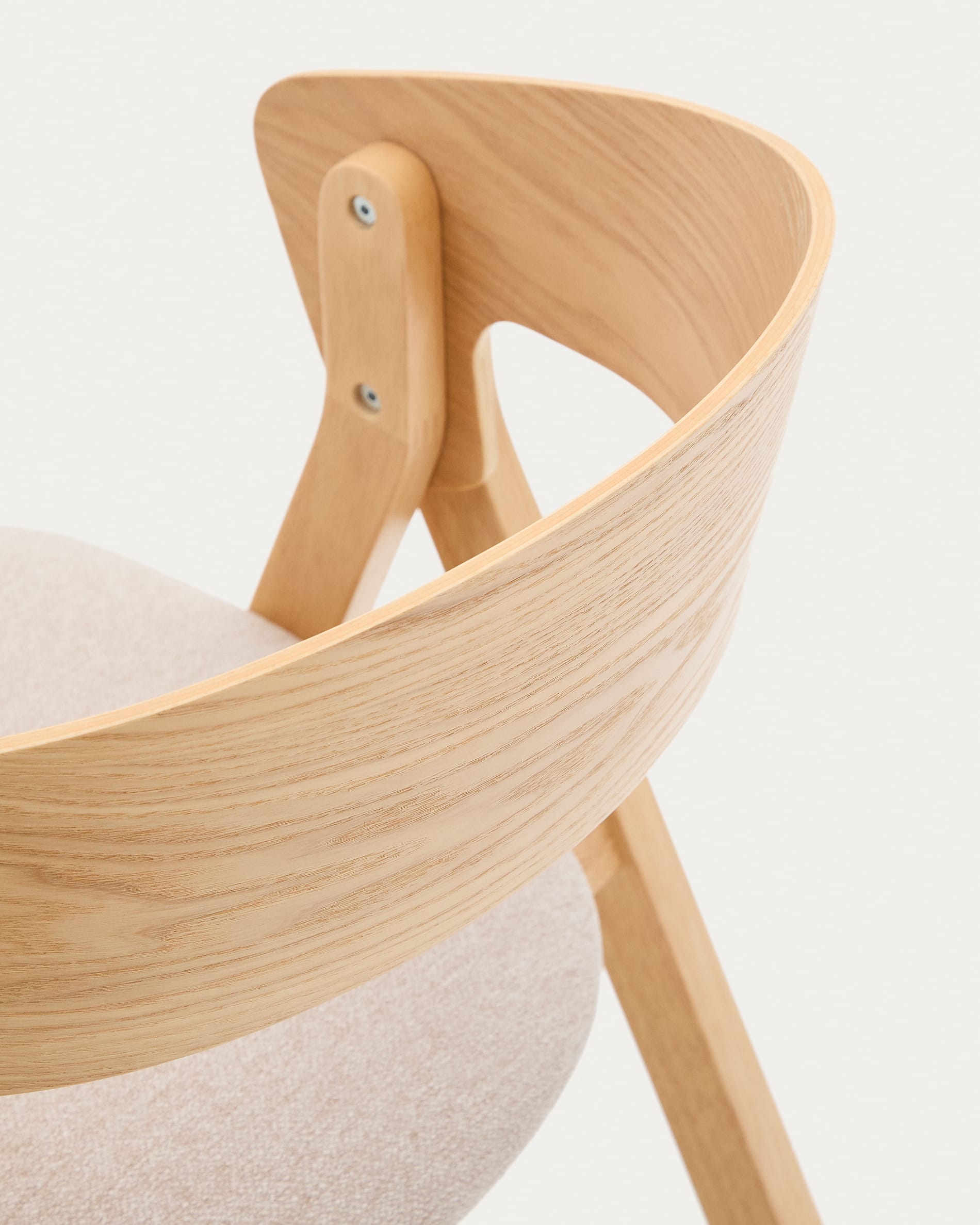 Stuhl Godia aus Eschefurnier und Kautschukholz, naturfarben, mit beiger Chenille-Polsterung, komfortabel und modern.