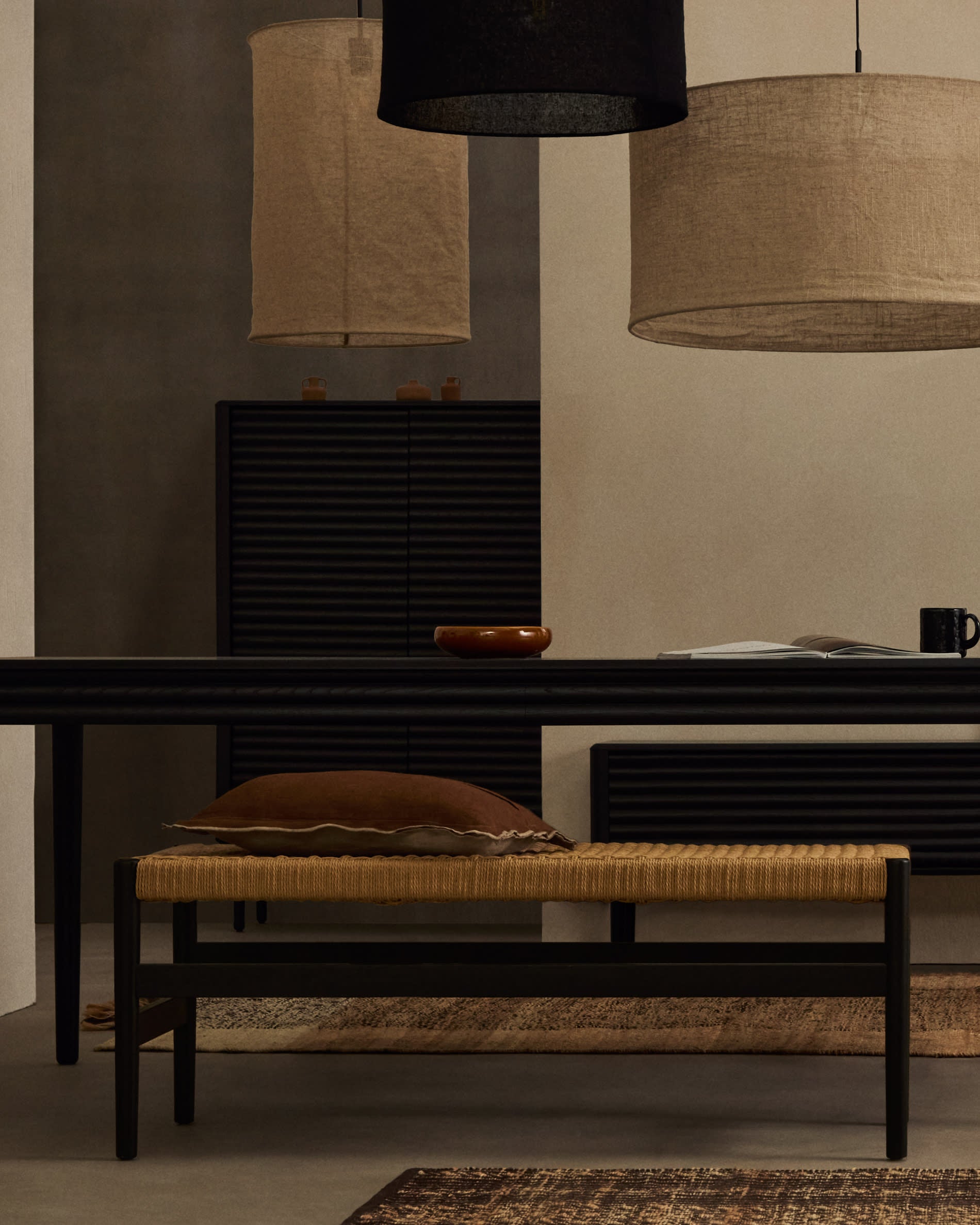 Elegante Zaide Bank aus schwarzem Eichenholz mit handgeflochtenem Seilsitz, 120 cm, FSC-zertifiziert.