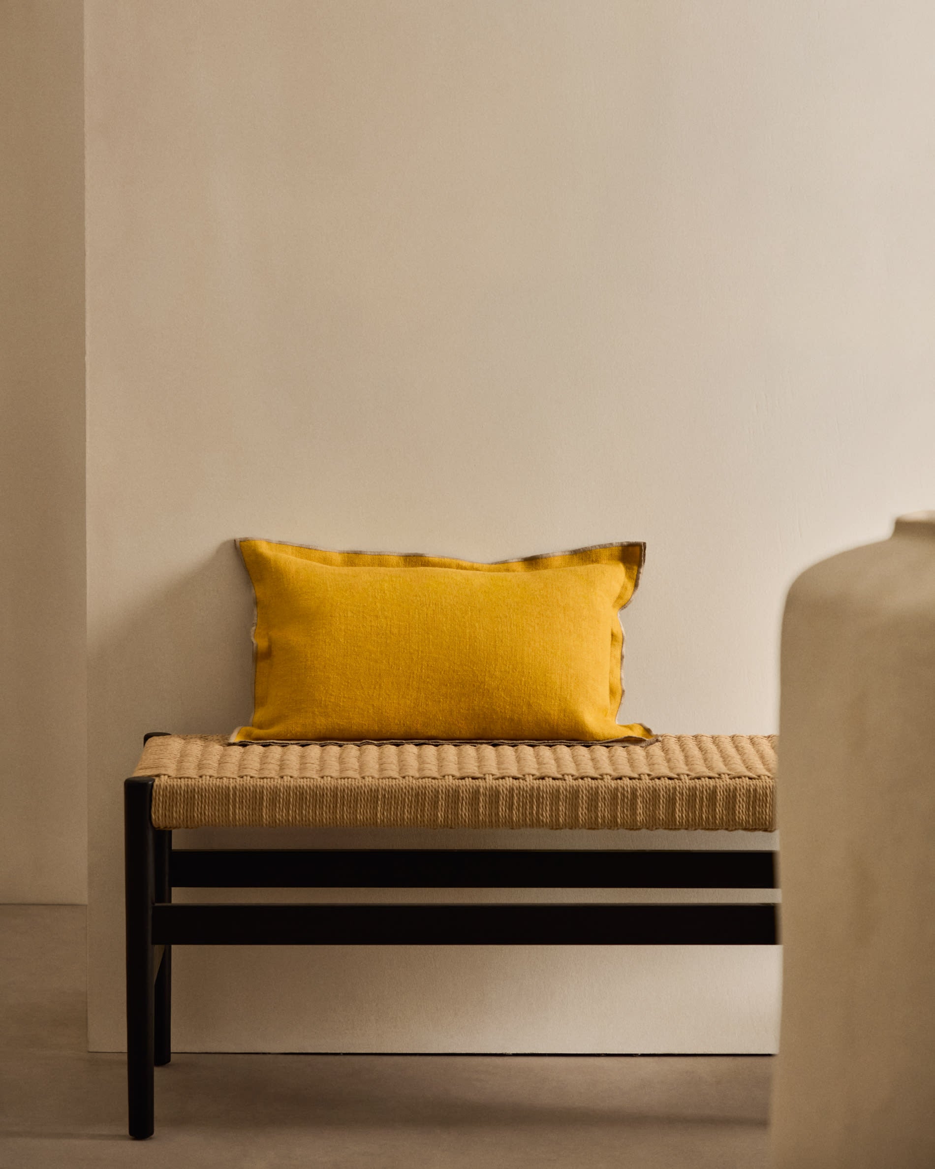 Stilvolle Zaide Bank aus massivem Eichenholz mit modernem schwarzem Finish und komfortablem Seilsitz, 120 cm, nachhaltig und elegant.