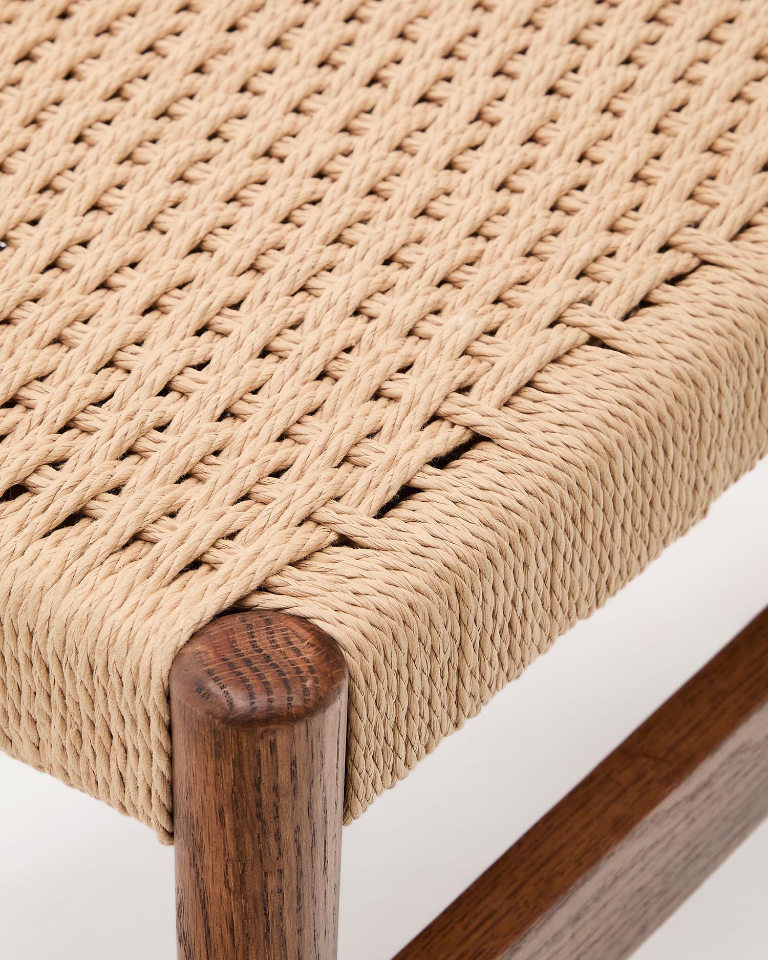 Entdecken Sie die stilvolle Zaide Bank von Kave Home: 120 cm aus massivem Eichenholz mit Nussbaum-Finish und handgeflochtenem Seilsitz für höchsten Komfort.