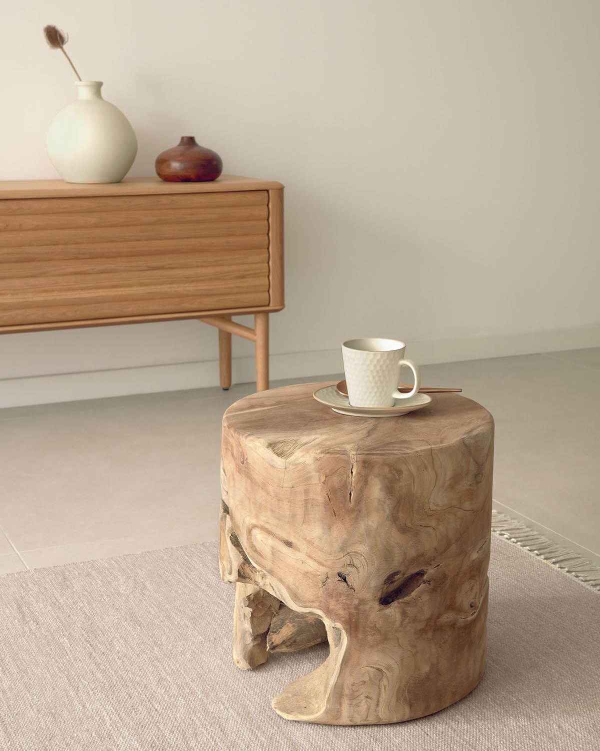Eleganter Beistelltisch Ø 35 cm aus nachhaltigem Teakholz.