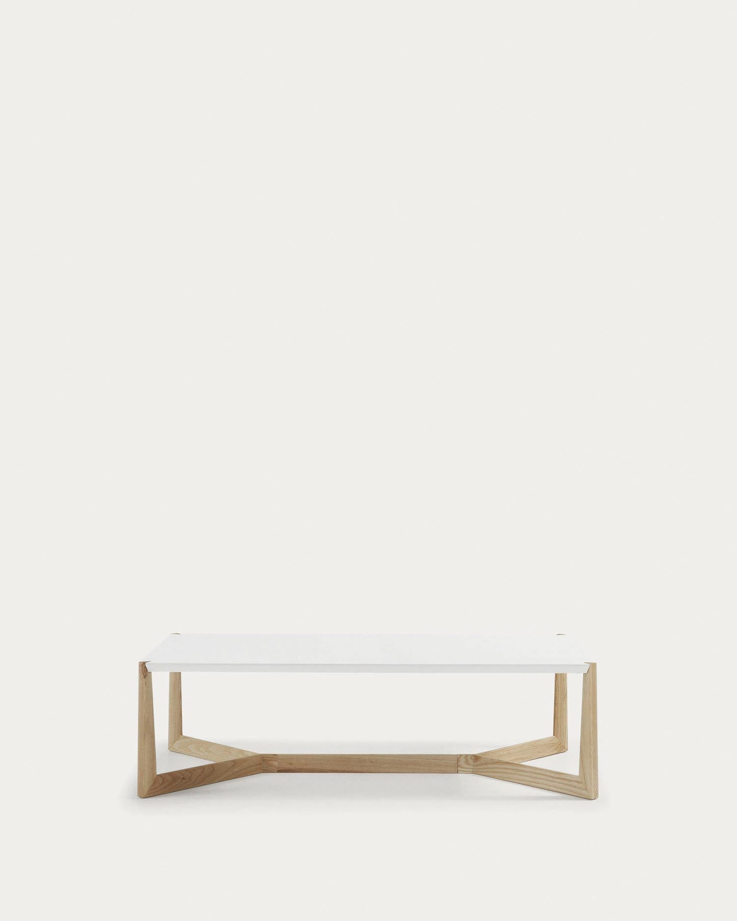 Der Quatro Couchtisch von Kave Home vereint massives Eschenholz mit weisser Lackierung, bietet Eleganz und Funktionalität.