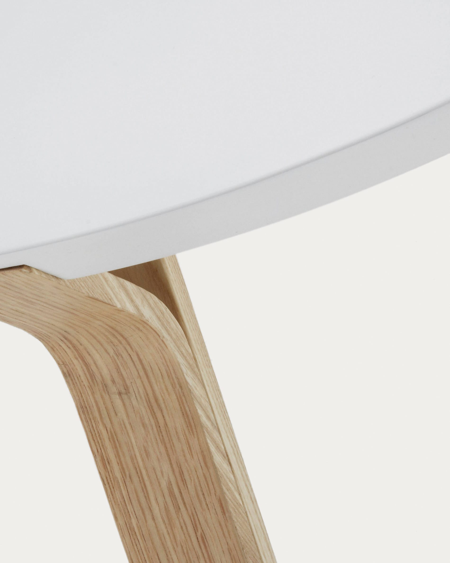 Eleganter Dilos Couchtisch aus robustem Eschenholz, weiß lackiert, Ø 90 cm – ideal für stilvolle Wohnräume und vielseitige Nutzung.