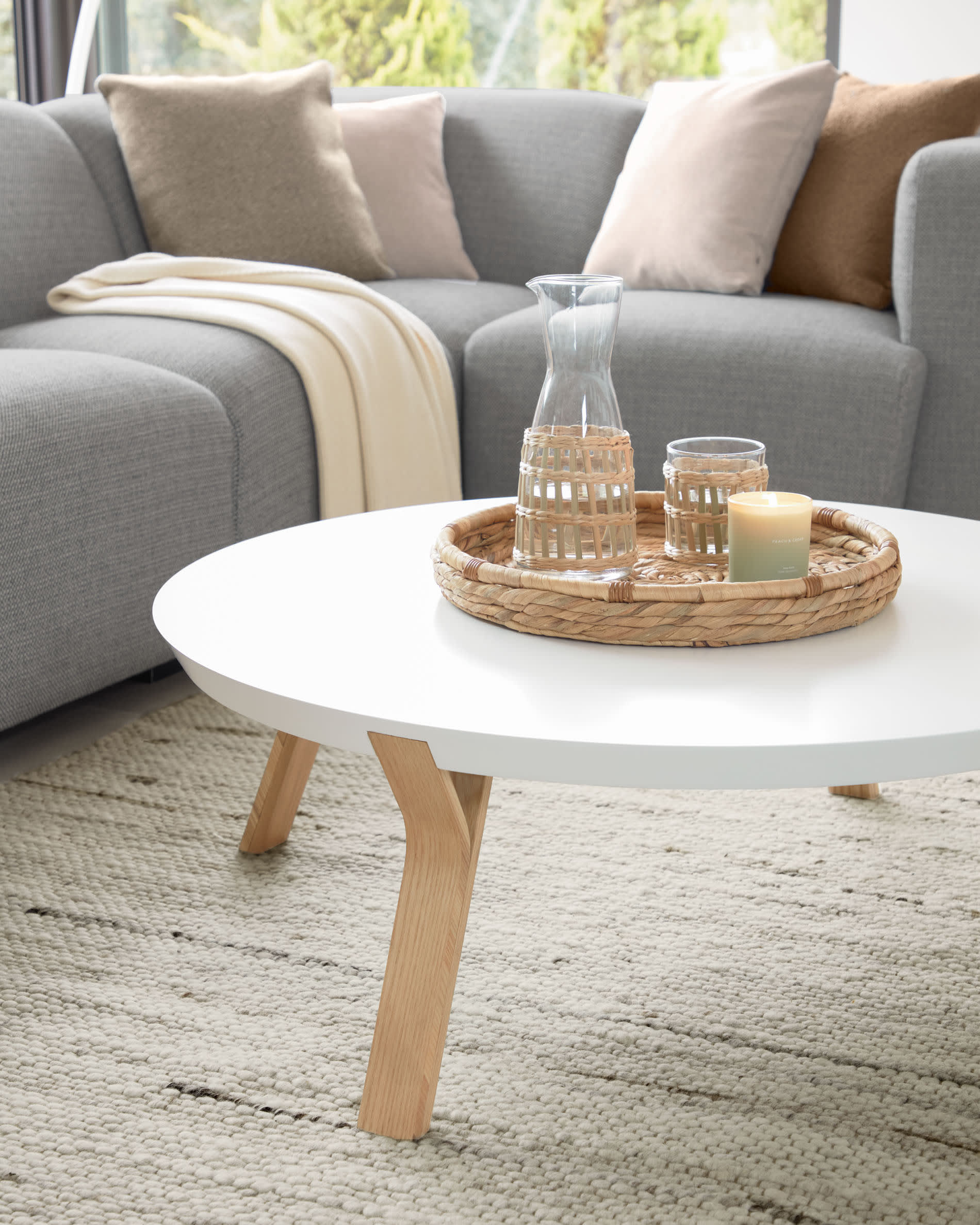 Moderner Dilos Couchtisch aus massivem Eschenholz, weiß lackiert, Ø 90 cm – perfektes Highlight für Ihr Wohnzimmer und vielseitige Dekoration.