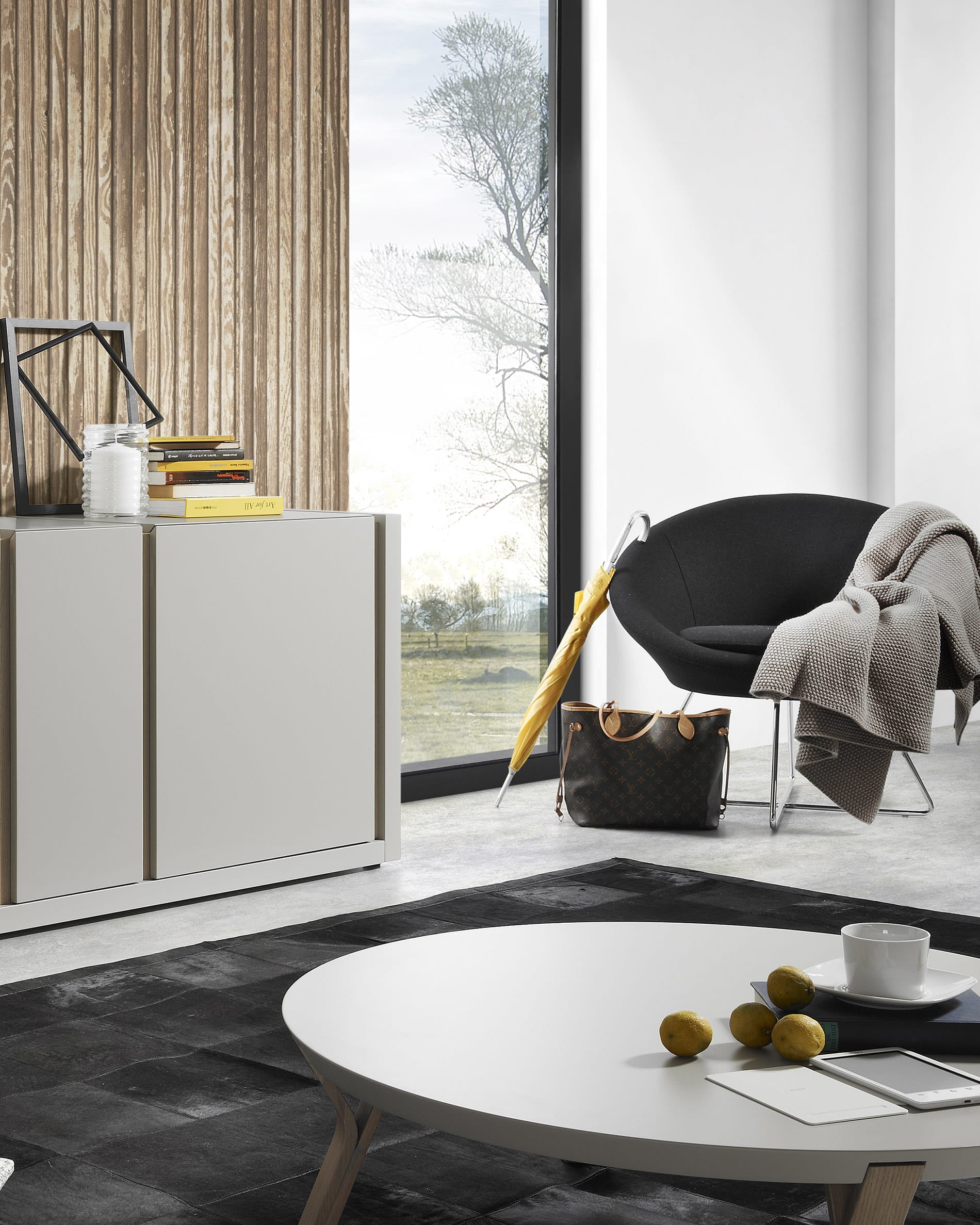 Moderner Couchtisch aus massivem Eschenholz, weiss lackiert, 90 cm Durchmesser, perfekt für stilvolle und zeitgemässe Wohnräume.