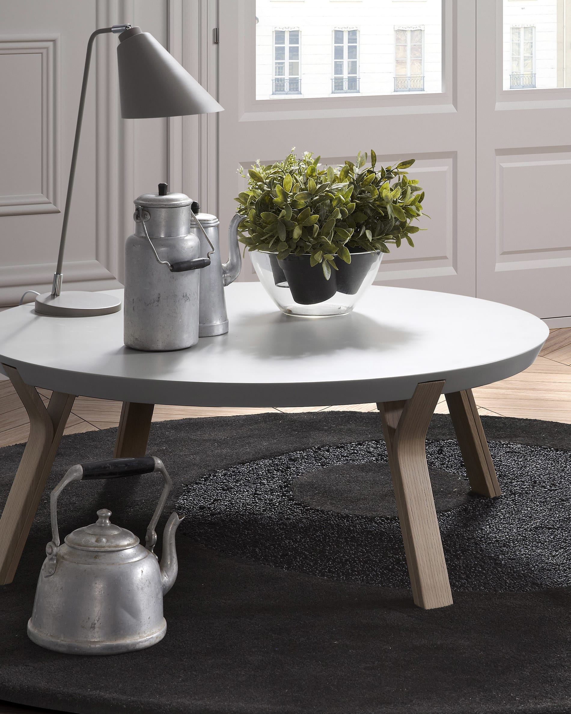 Eleganter Couchtisch aus massivem Eschenholz mit weisser Lackierung, 90 cm Durchmesser, ideal für modernes Wohndesign.