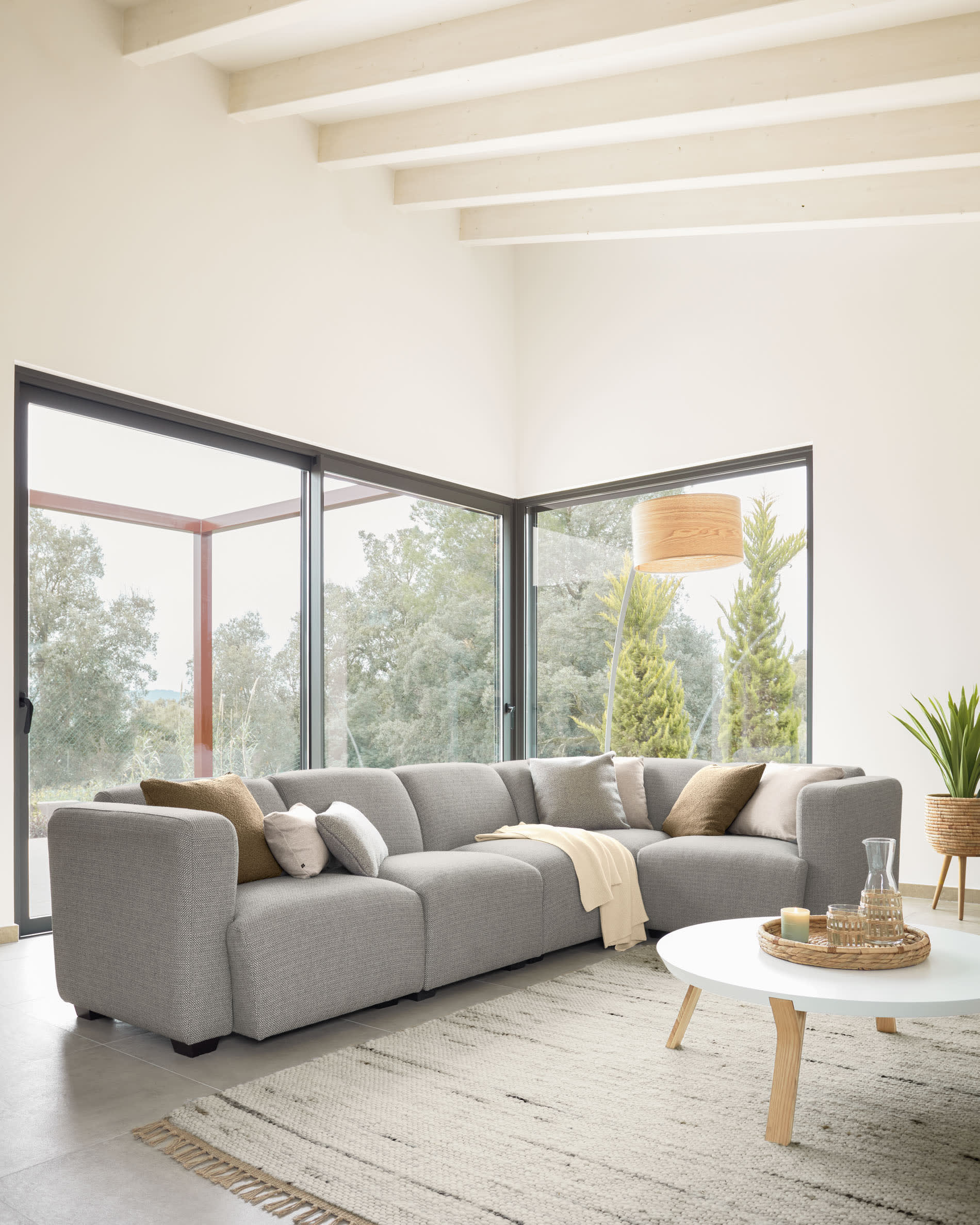 Eleganter Couchtisch aus massivem Eschenholz, weiss lackiert, 90 cm Durchmesser, ideal für moderne und stilvolle Wohnräume.