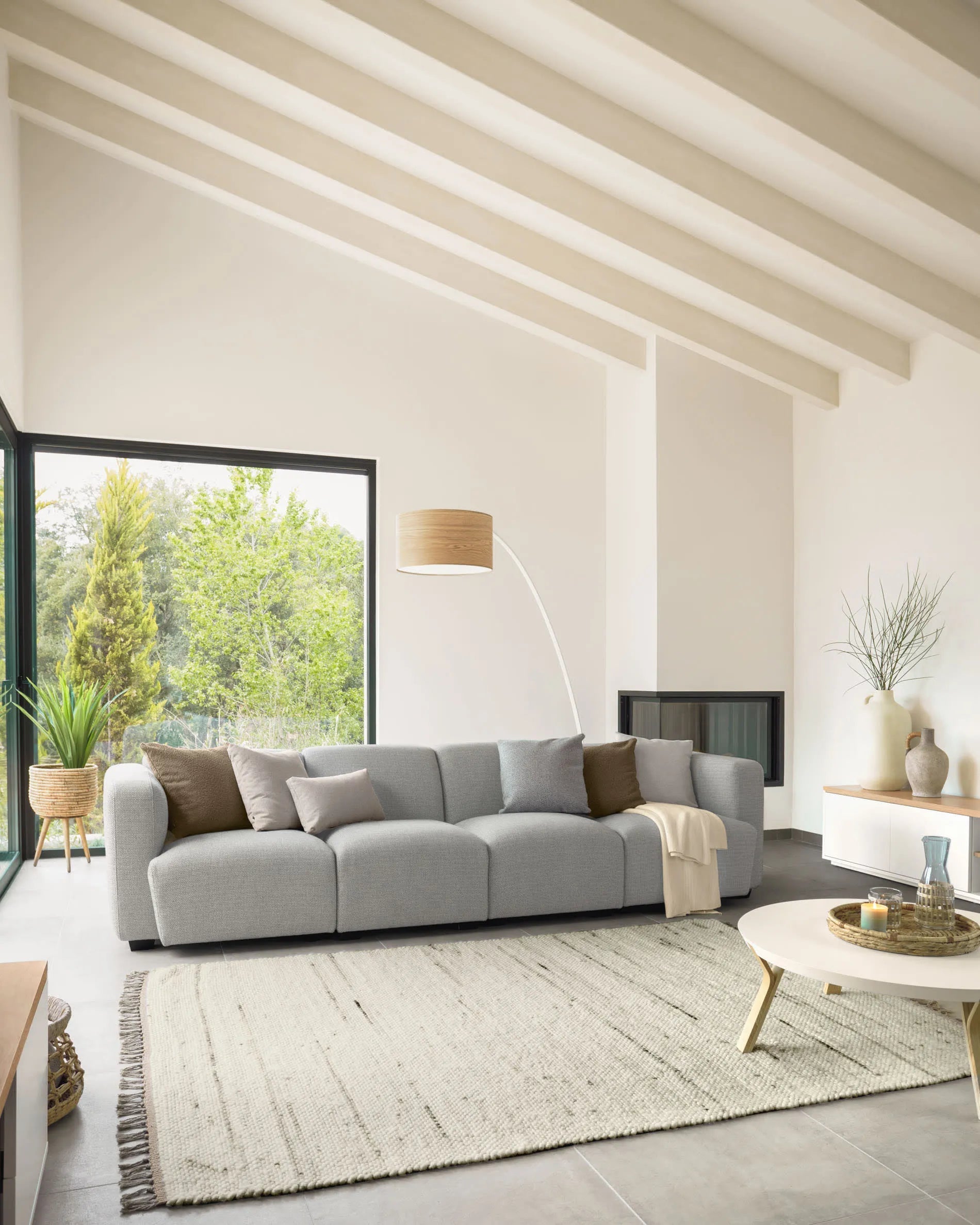 Eleganter Couchtisch aus massivem Eschenholz, weiß lackiert, 90 cm Durchmesser, ideal für moderne und stilvolle Wohnräume.
