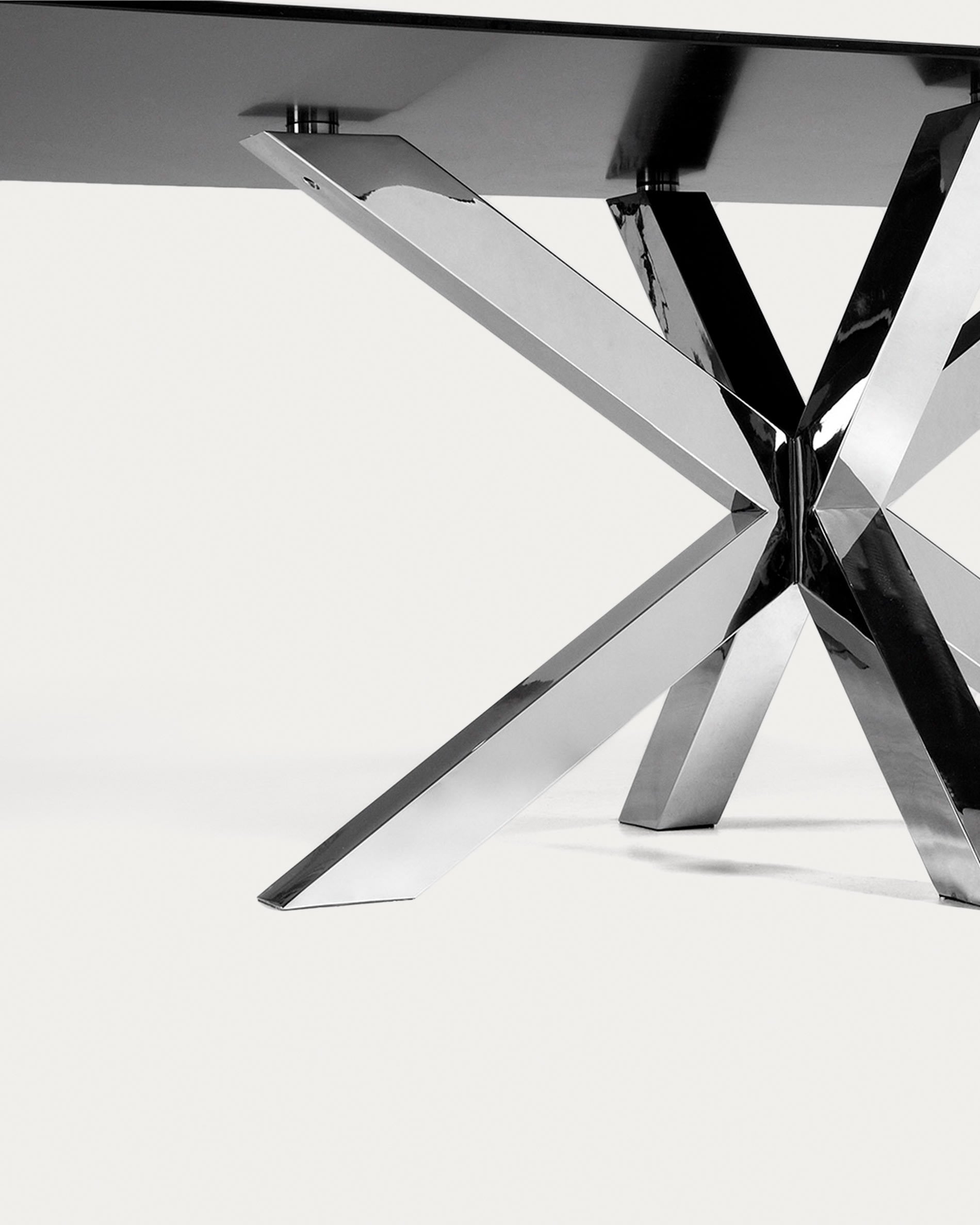 Eleganter Argo Tisch: Schwarze Glasplatte, robuste Stahlbeine, Maße 200x100 cm. Modernes Design von Kave Home für Ihr Interieur.