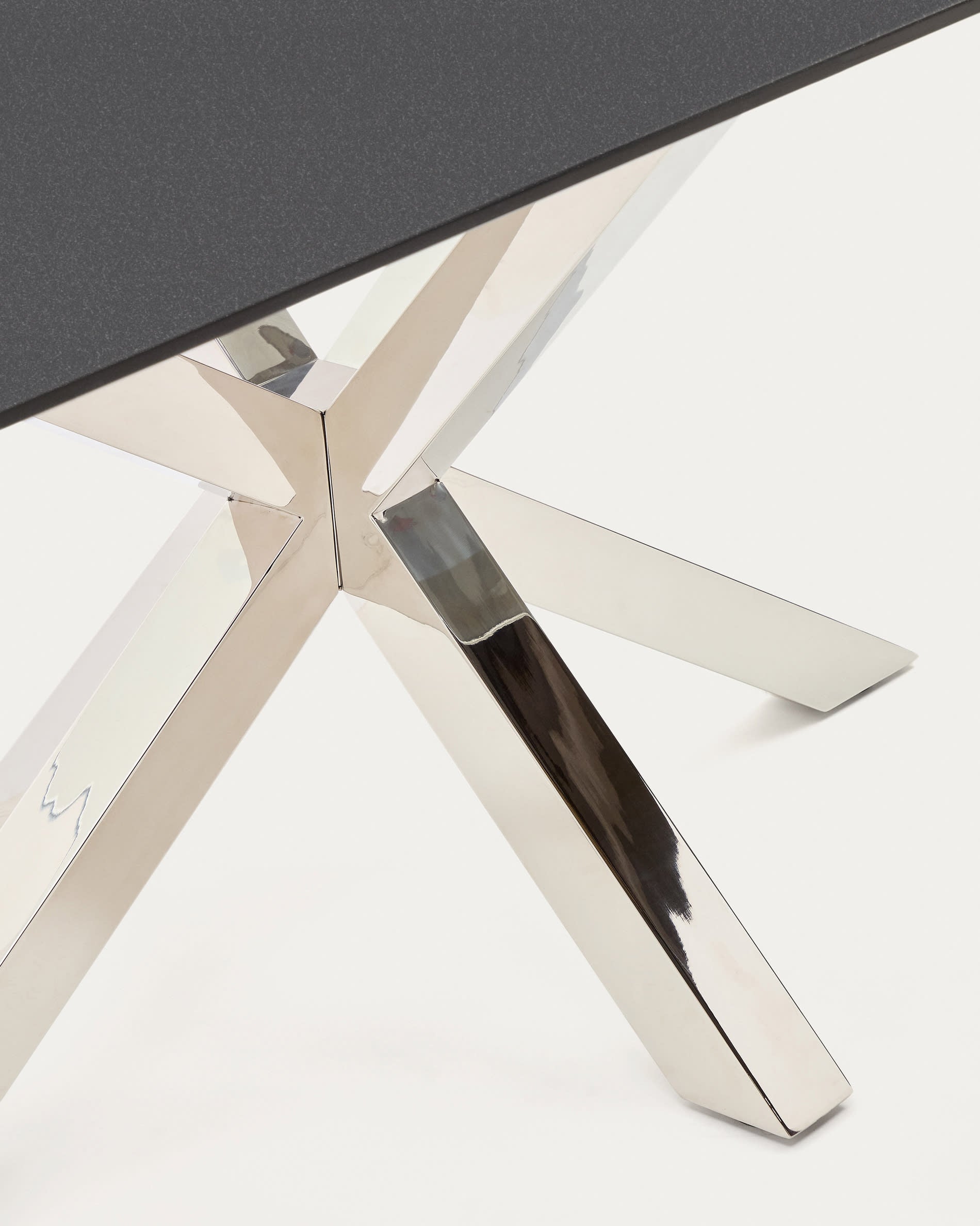 Eleganter Argo Tisch: Schwarze Glasplatte, robuste Stahlbeine, Maße 200x100 cm. Modernes Design von Kave Home für Ihr Interieur.