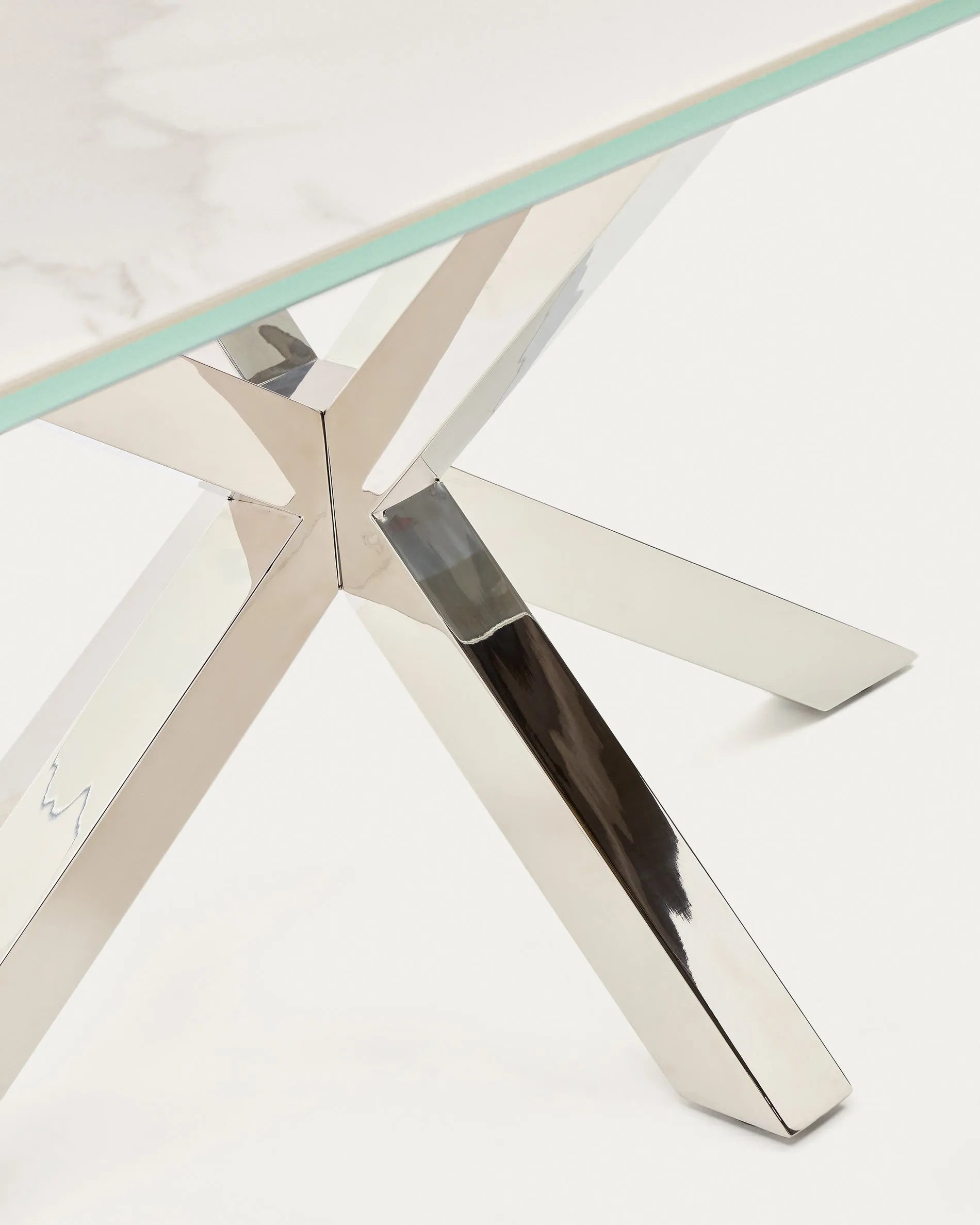 Moderner Tisch Argo mit Iron Moss-Porzellanplatte und Edelstahlbeinen, 200x100 cm, stilvolles und langlebiges Design von Kave Home.
