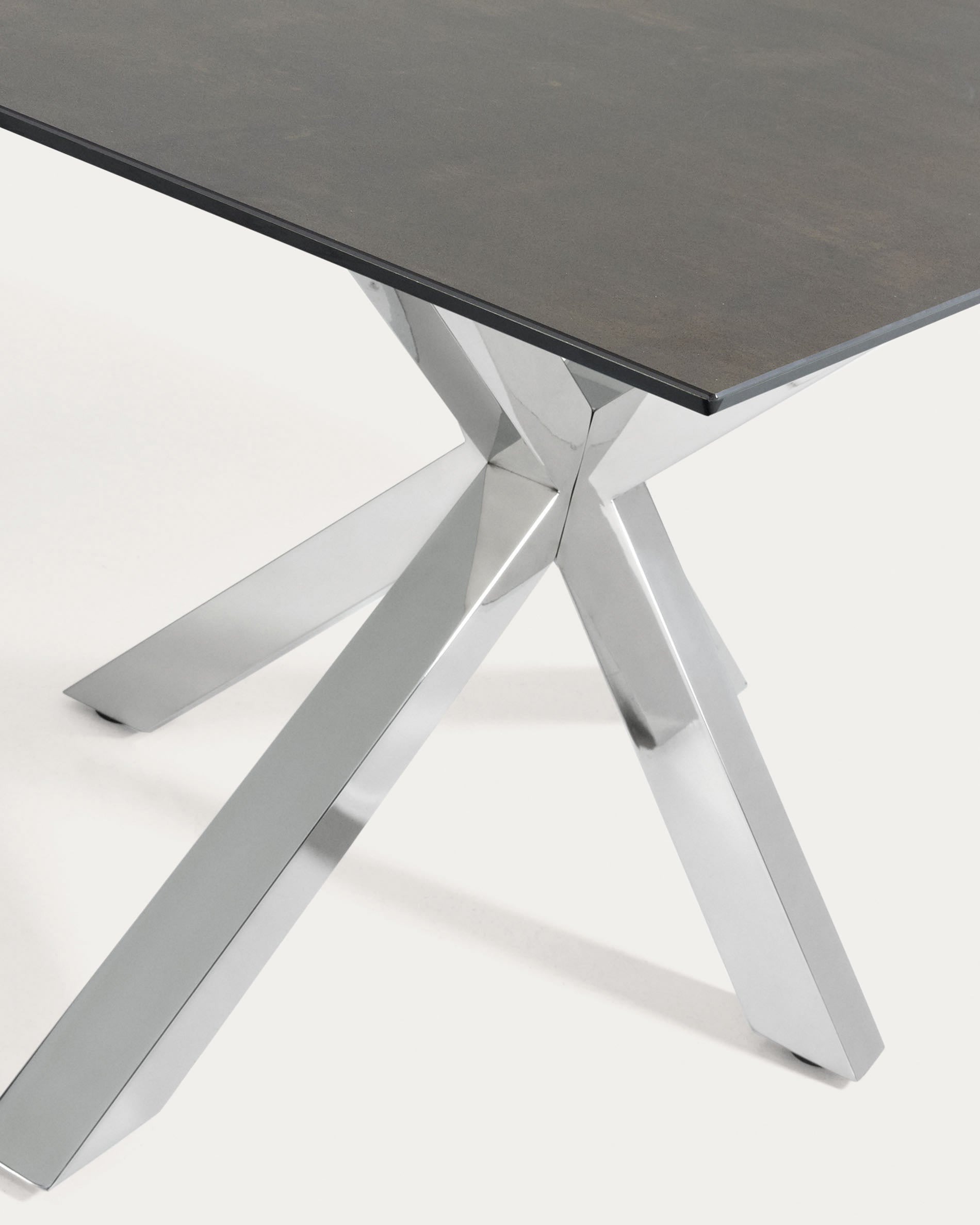 Entdecken Sie den stilvollen Argo Tisch von Kave Home: 200 x 100 cm, edles Feinsteinzeug, Akazienholz und Stahl für zeitlose Eleganz und Langlebigkeit.