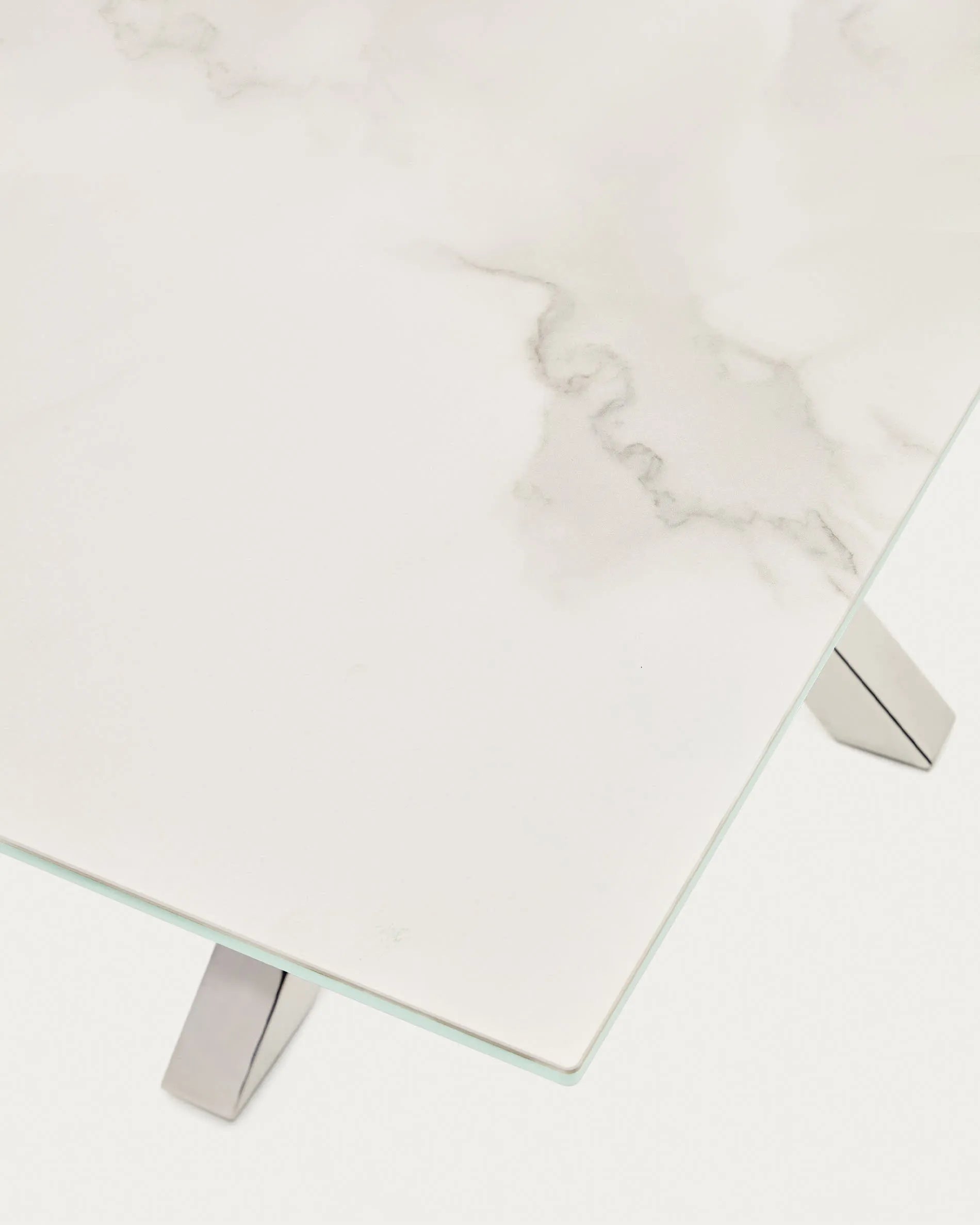 Moderner Tisch Argo mit Porzellanplatte in Iron Moss und Edelstahlbeinen, 180x100 cm, ideal für stilvolle Essbereiche.