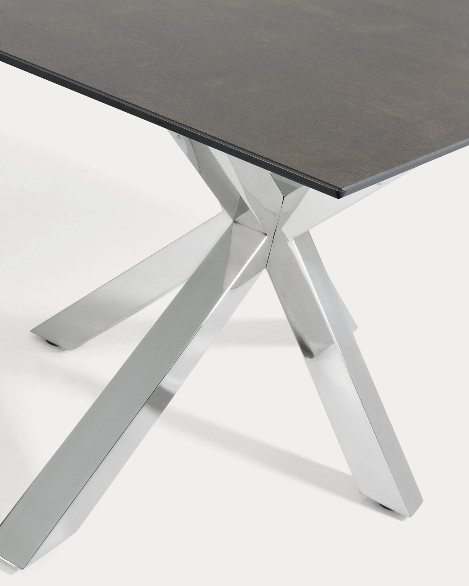 Der Argo Tisch 180x100 von Kave Home vereint stilvolles Design und robuste Materialien für unvergessliche Essmomente.