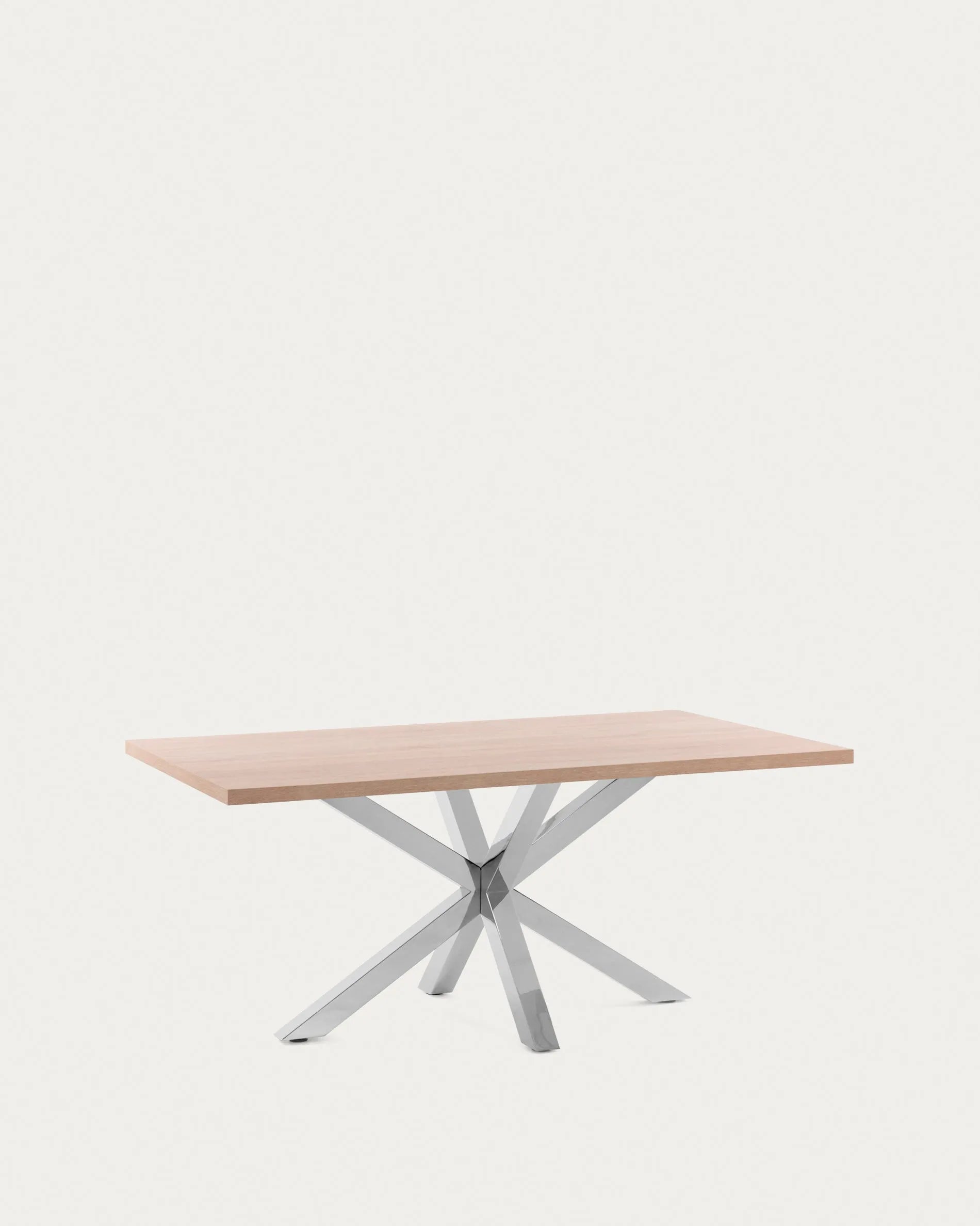 Moderner Tisch Argo, 180x100 cm, mit natürlicher Melamin-Oberfläche und robusten Edelstahlbeinen, stilvoll von Kave Home.