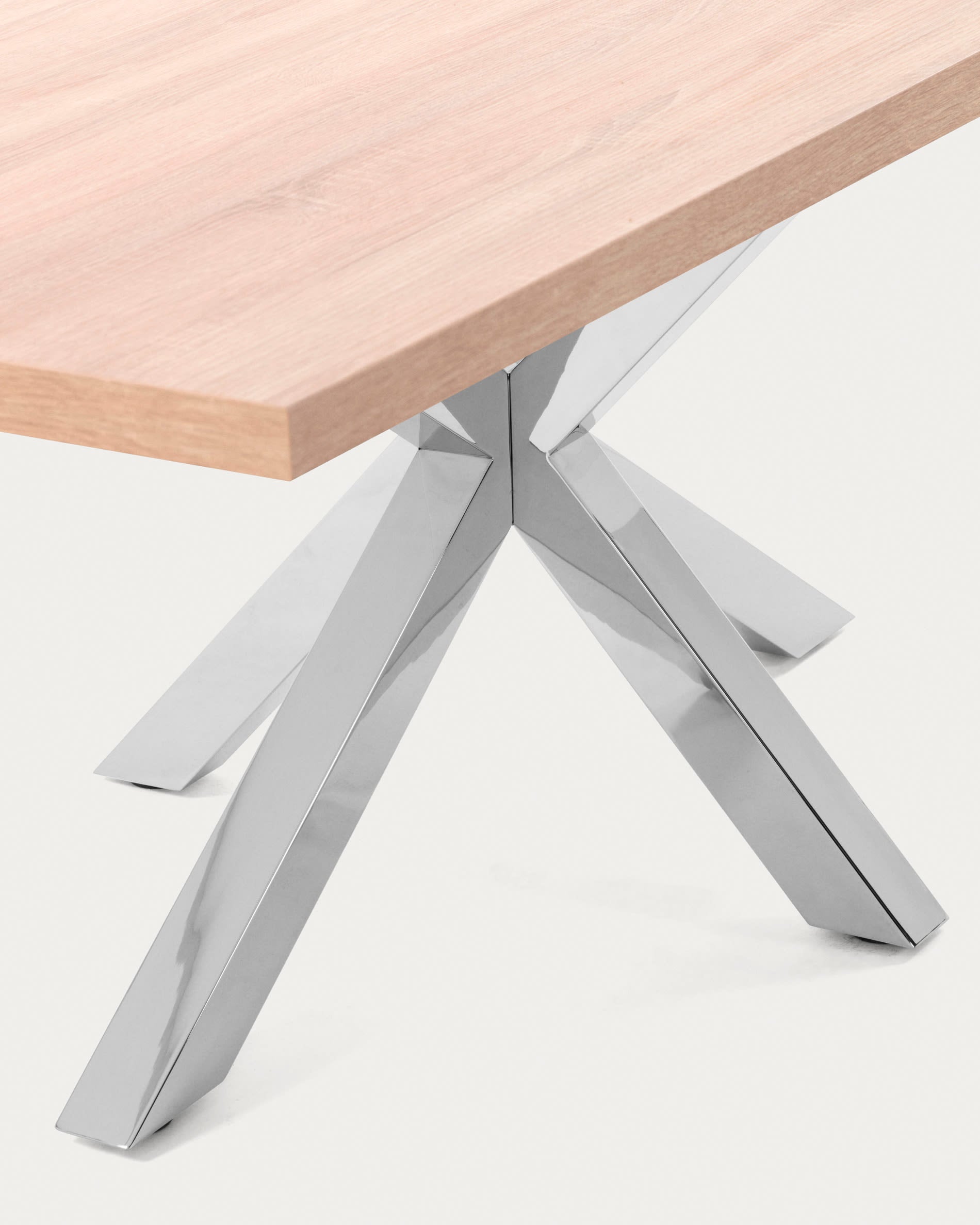 Eleganter Tisch Argo, 180x100 cm, mit natürlicher Melamin-Oberfläche und stabilen Edelstahlbeinen, modern von Kave Home.