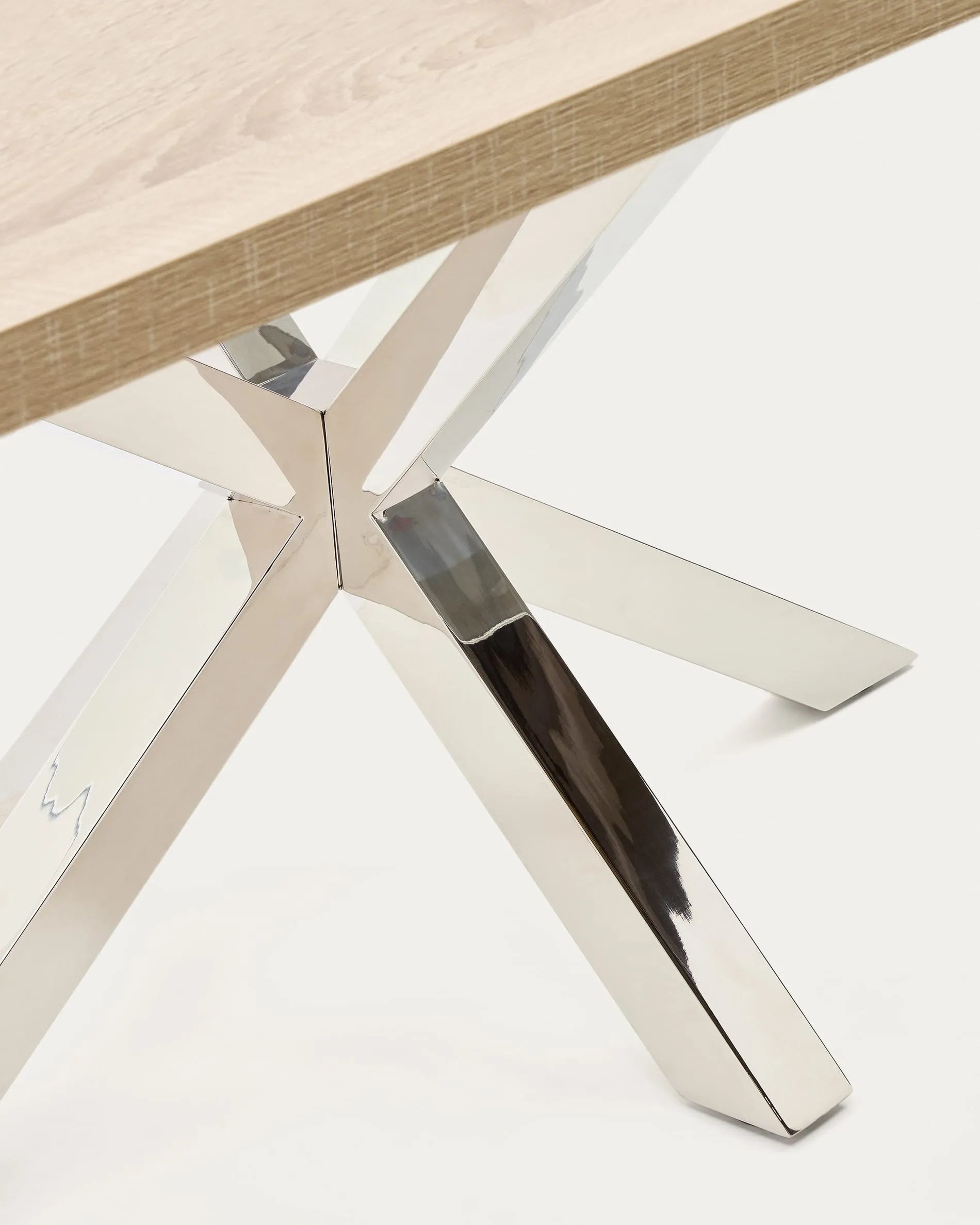 Moderner Tisch Argo, 180x100 cm, mit natürlicher Melamin-Oberfläche und robusten Edelstahlbeinen, ideal für stilvolle Räume.