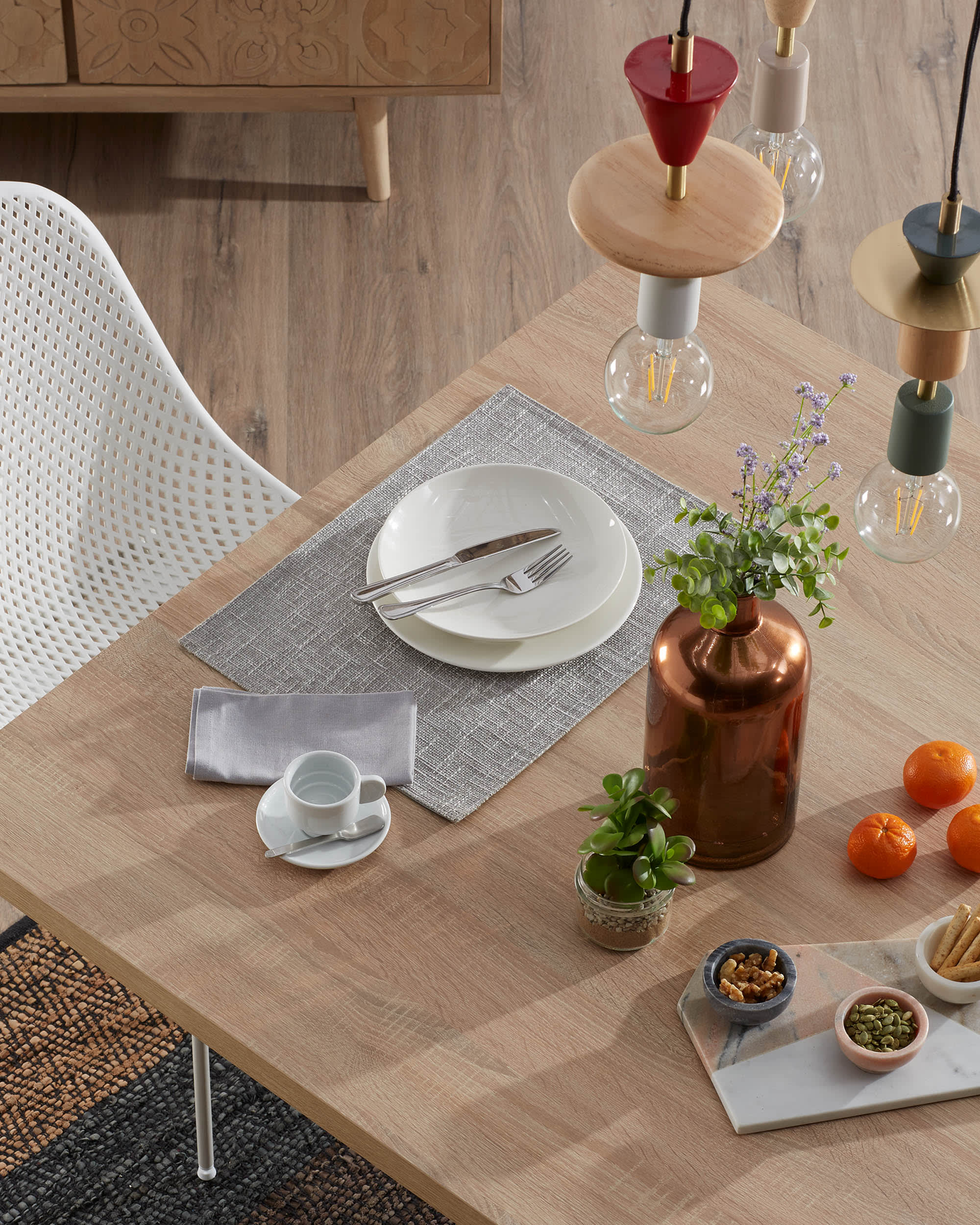 Tisch Argo: Natürliche Melamin-Oberfläche, Edelstahlbeine, 180x100 cm, modernes Design, langlebig und elegant von Kave Home.