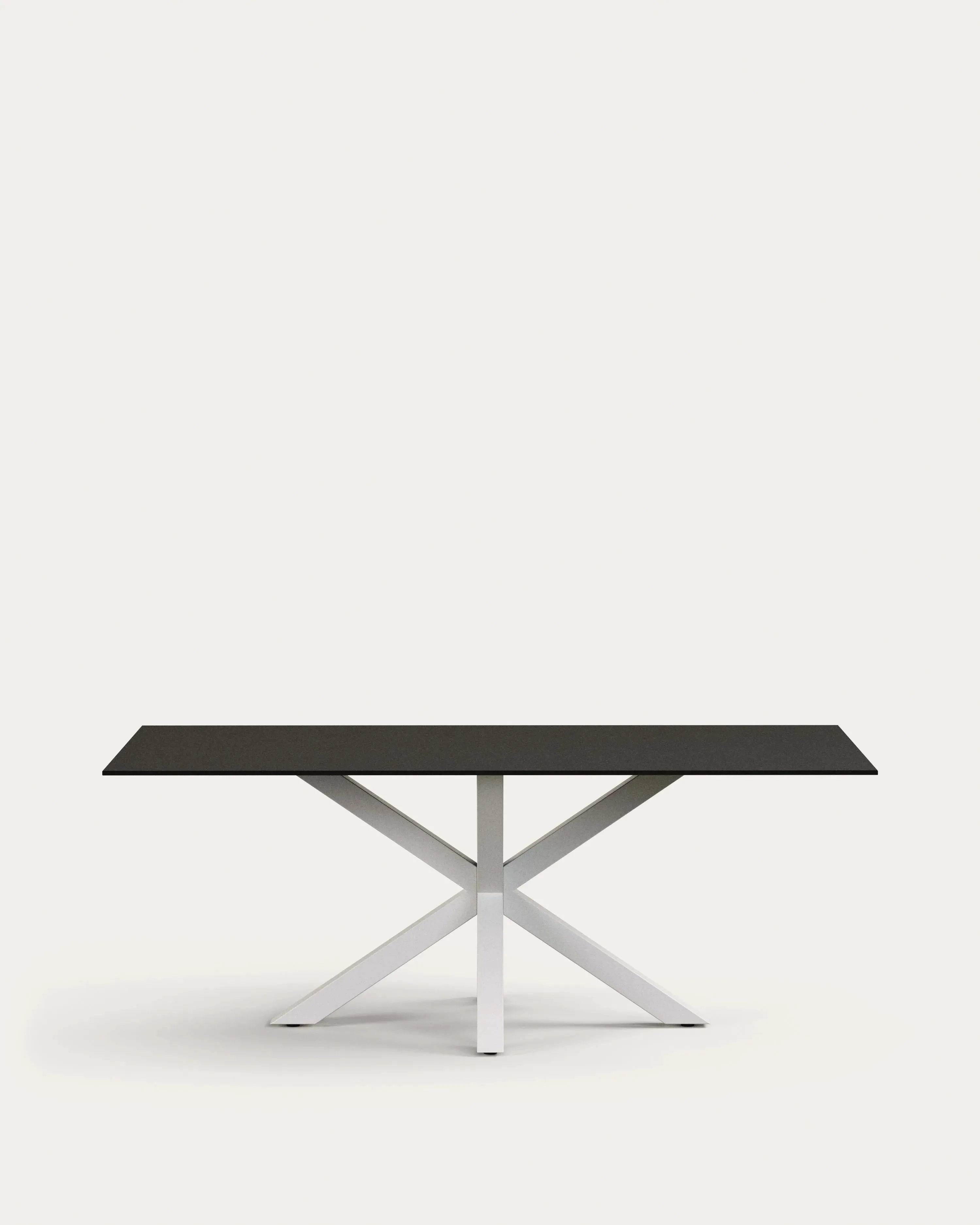 Moderner Tisch Argo: Schwarzes Milchglas, weiße Stahlbeine, 200x100 cm. Stilvolles Design von Kave Home.
