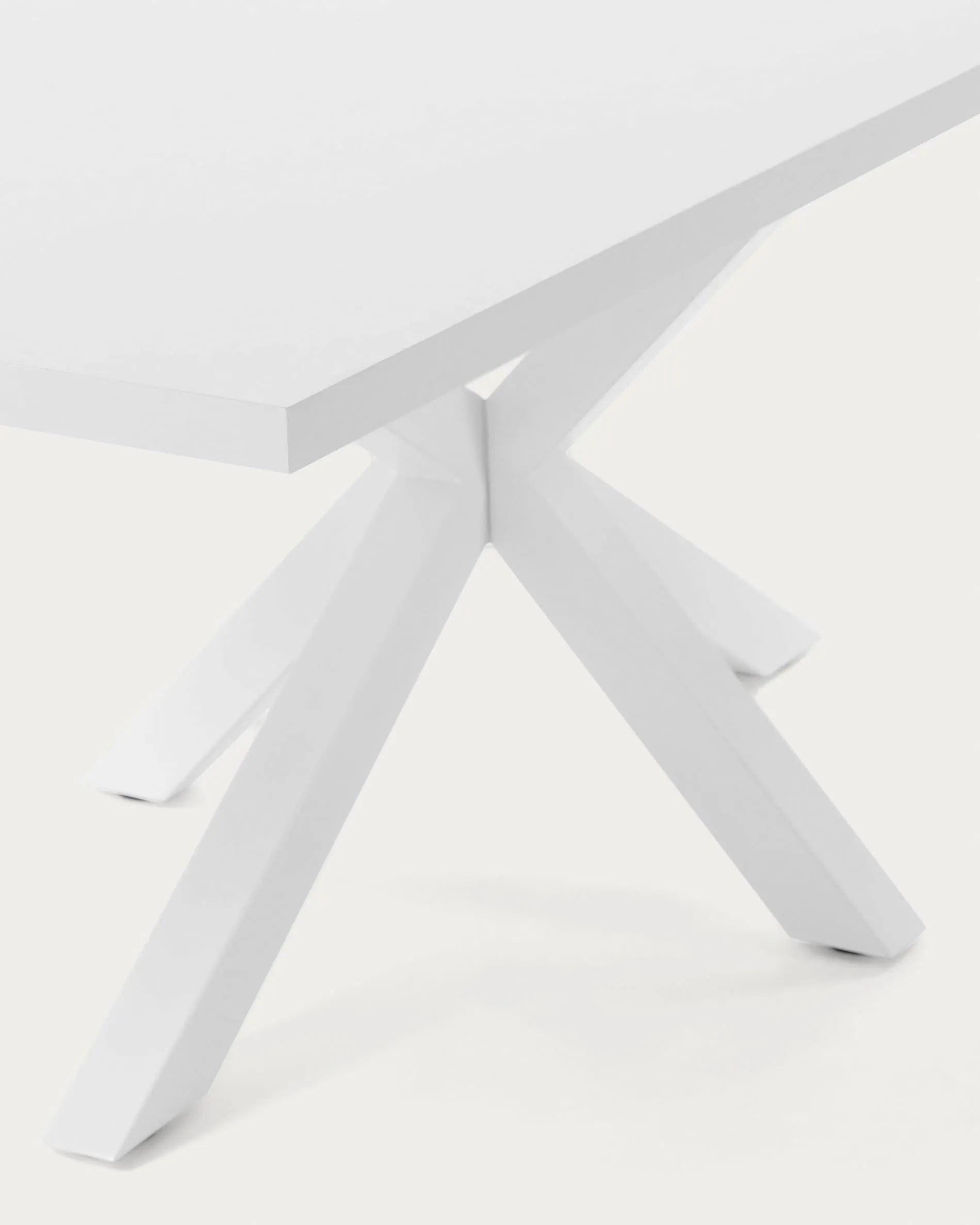 Moderner Tisch Argo: Weiße Melamin-Oberfläche, stabile Stahlbeine, 200x100 cm, ideal für stilvolle Wohn- und Essbereiche.