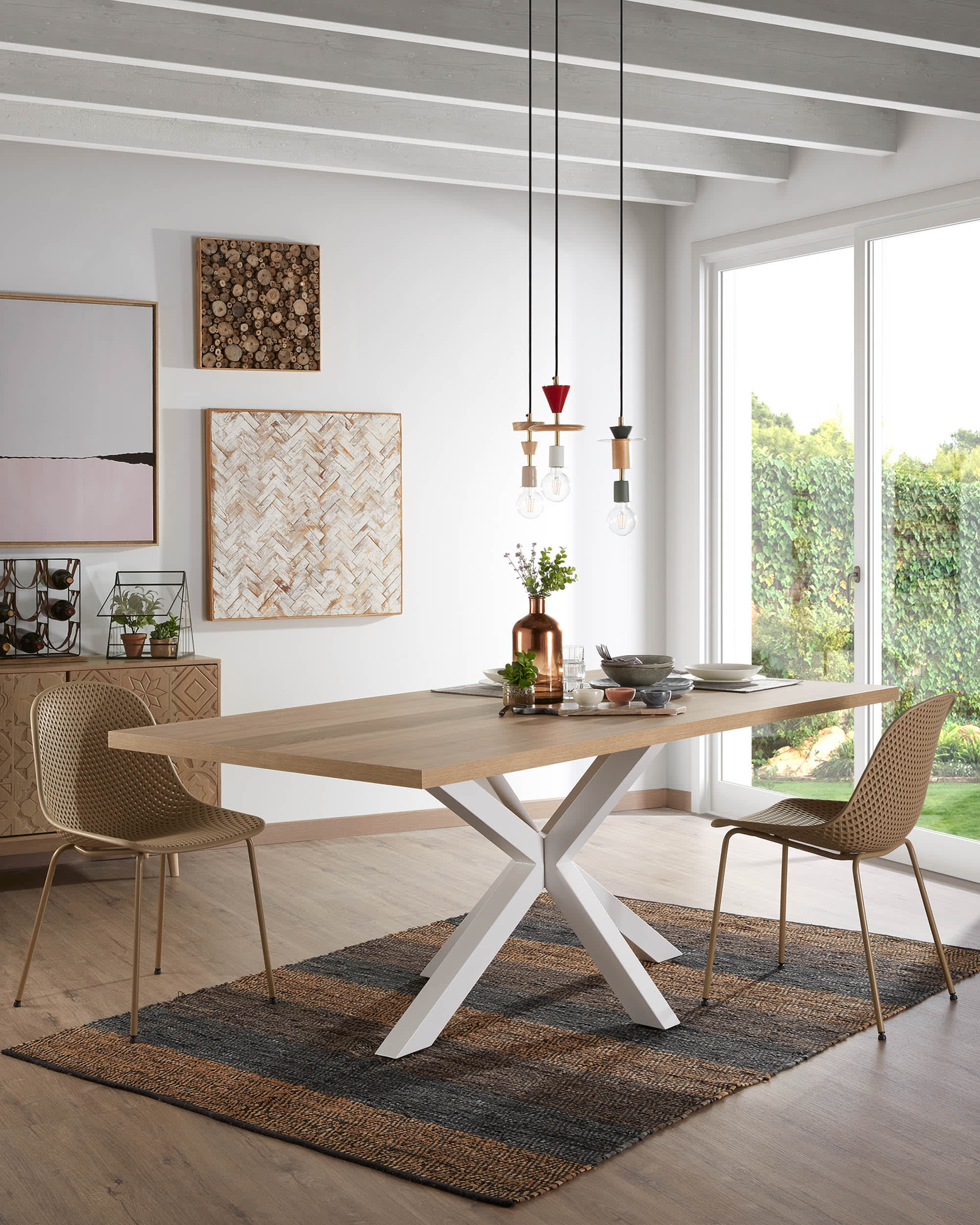 Moderner Tisch Argo: 200x100 cm, Melamin-Oberfläche in Natur-Optik, weiße Stahlbeine, ideal für stilvolle Esszimmer.